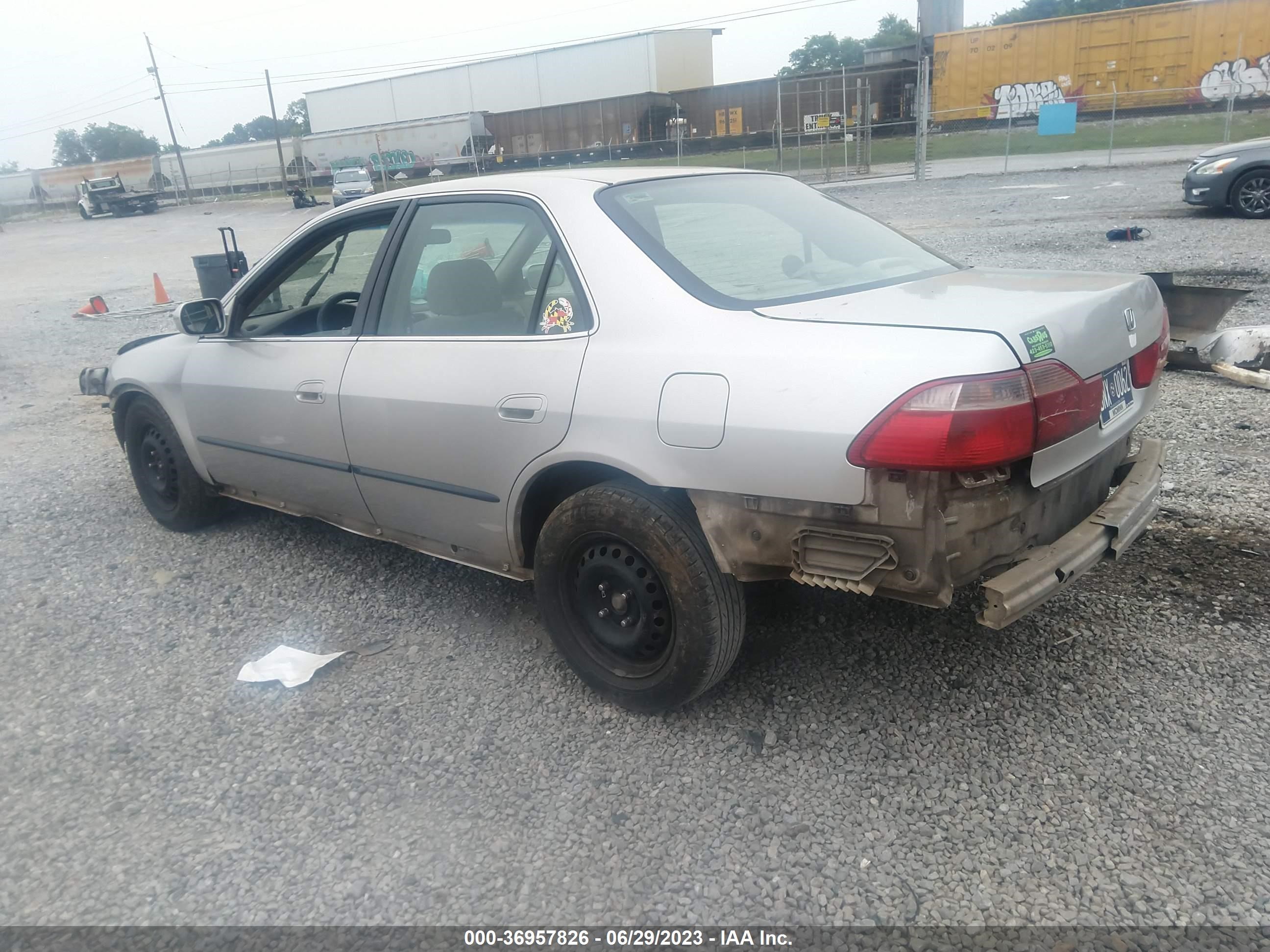 Photo 2 VIN: 1HGCG5649WA208611 - HONDA ACCORD 