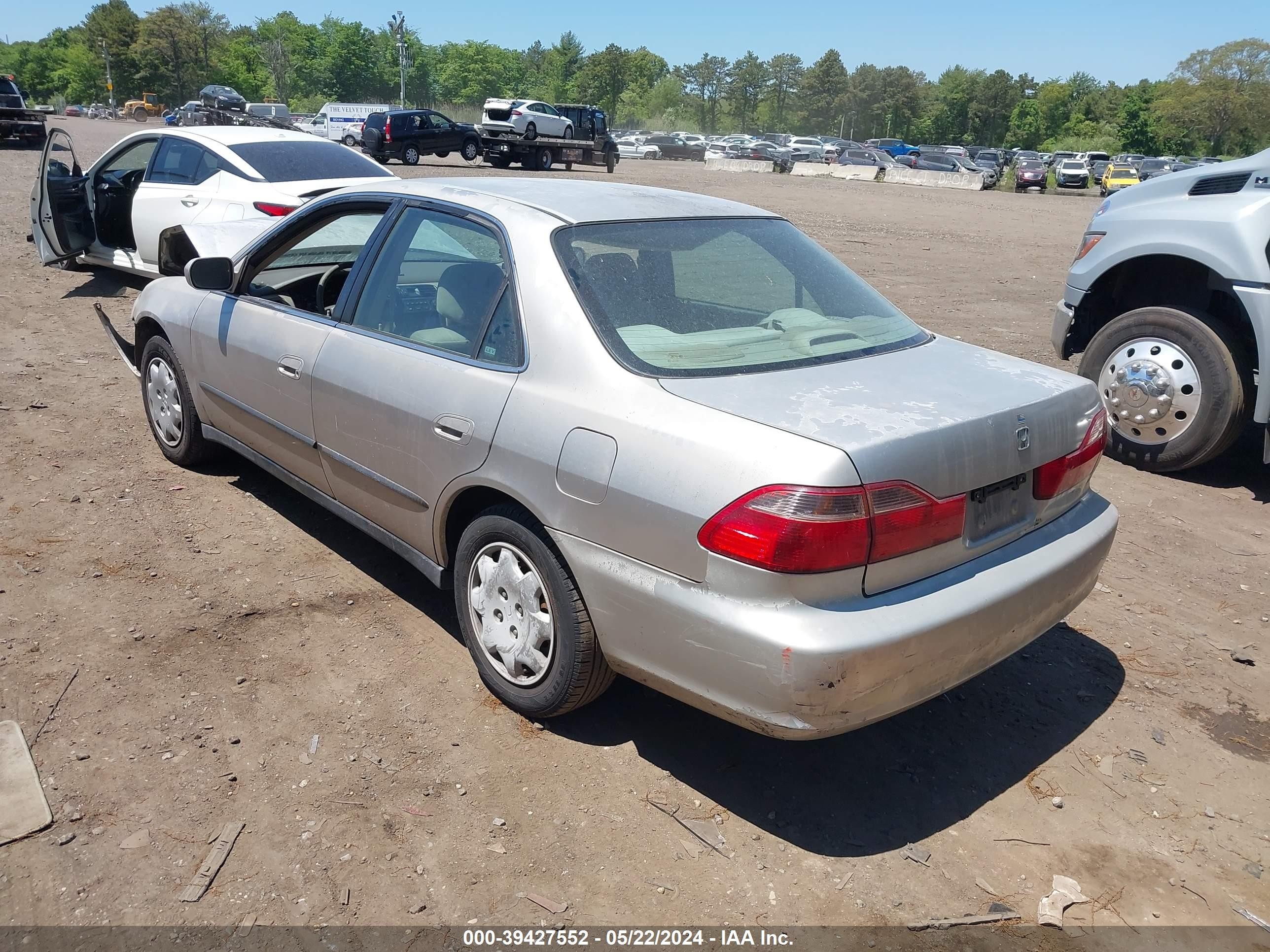 Photo 2 VIN: 1HGCG5649WA254326 - HONDA ACCORD 