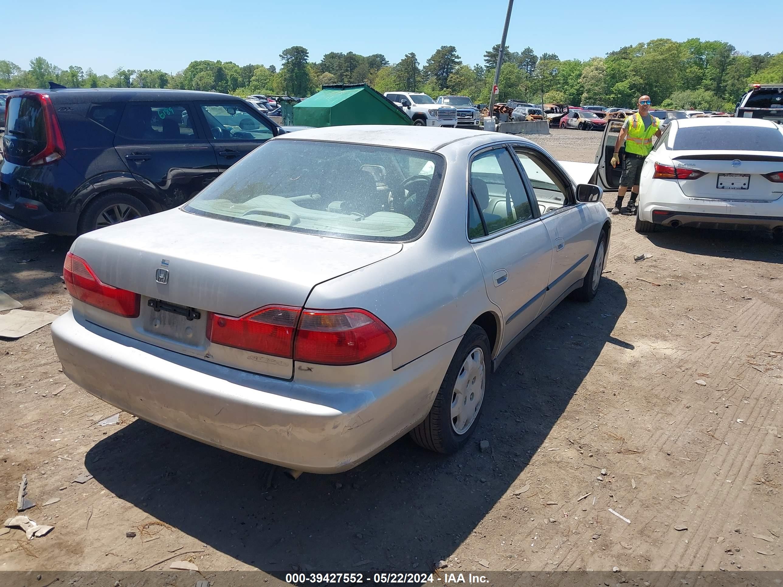 Photo 3 VIN: 1HGCG5649WA254326 - HONDA ACCORD 