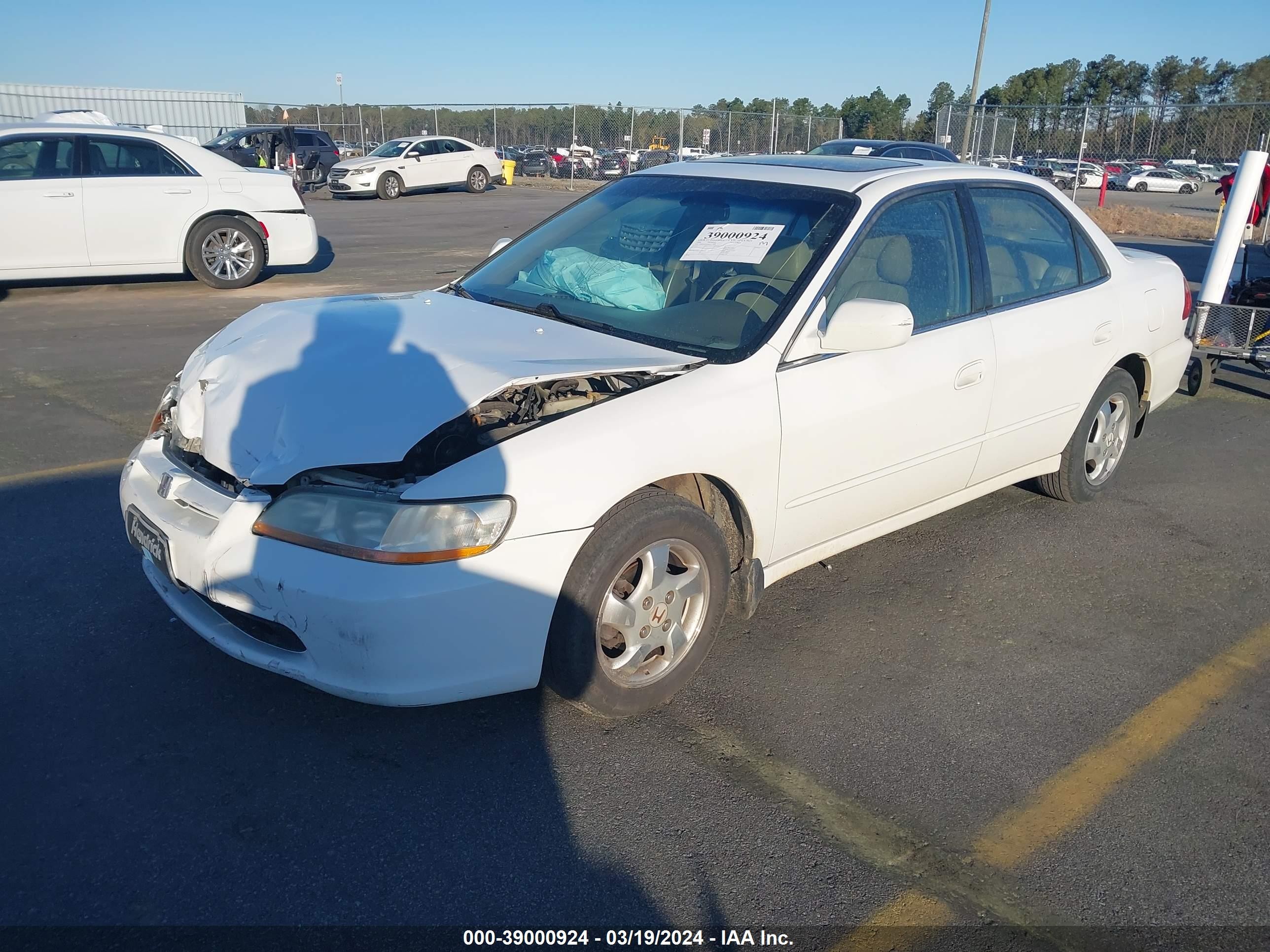 Photo 1 VIN: 1HGCG5650XA111890 - HONDA ACCORD 