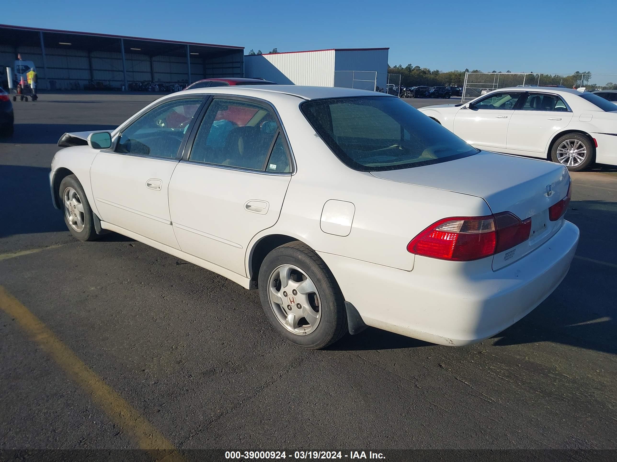 Photo 2 VIN: 1HGCG5650XA111890 - HONDA ACCORD 