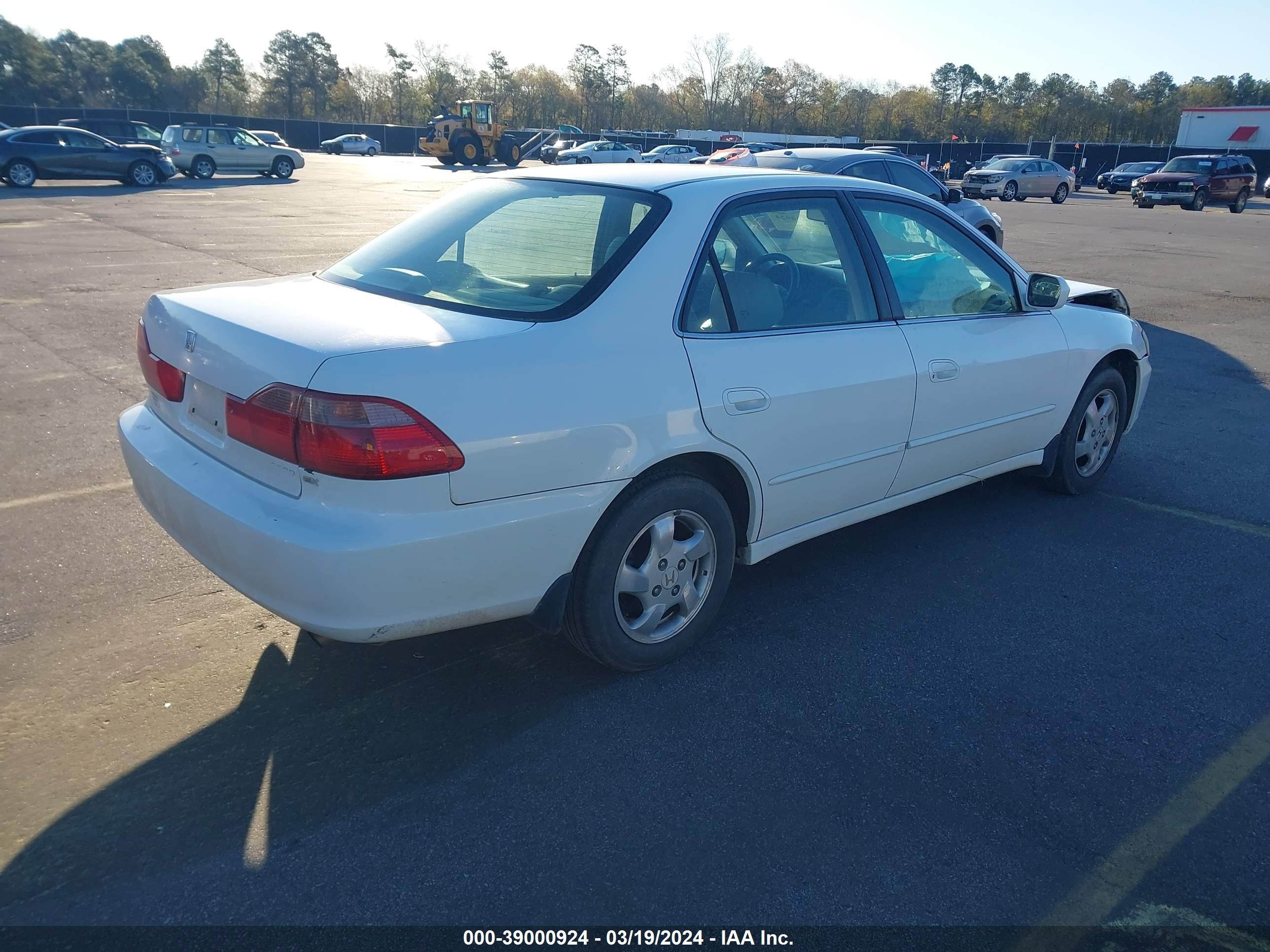 Photo 3 VIN: 1HGCG5650XA111890 - HONDA ACCORD 