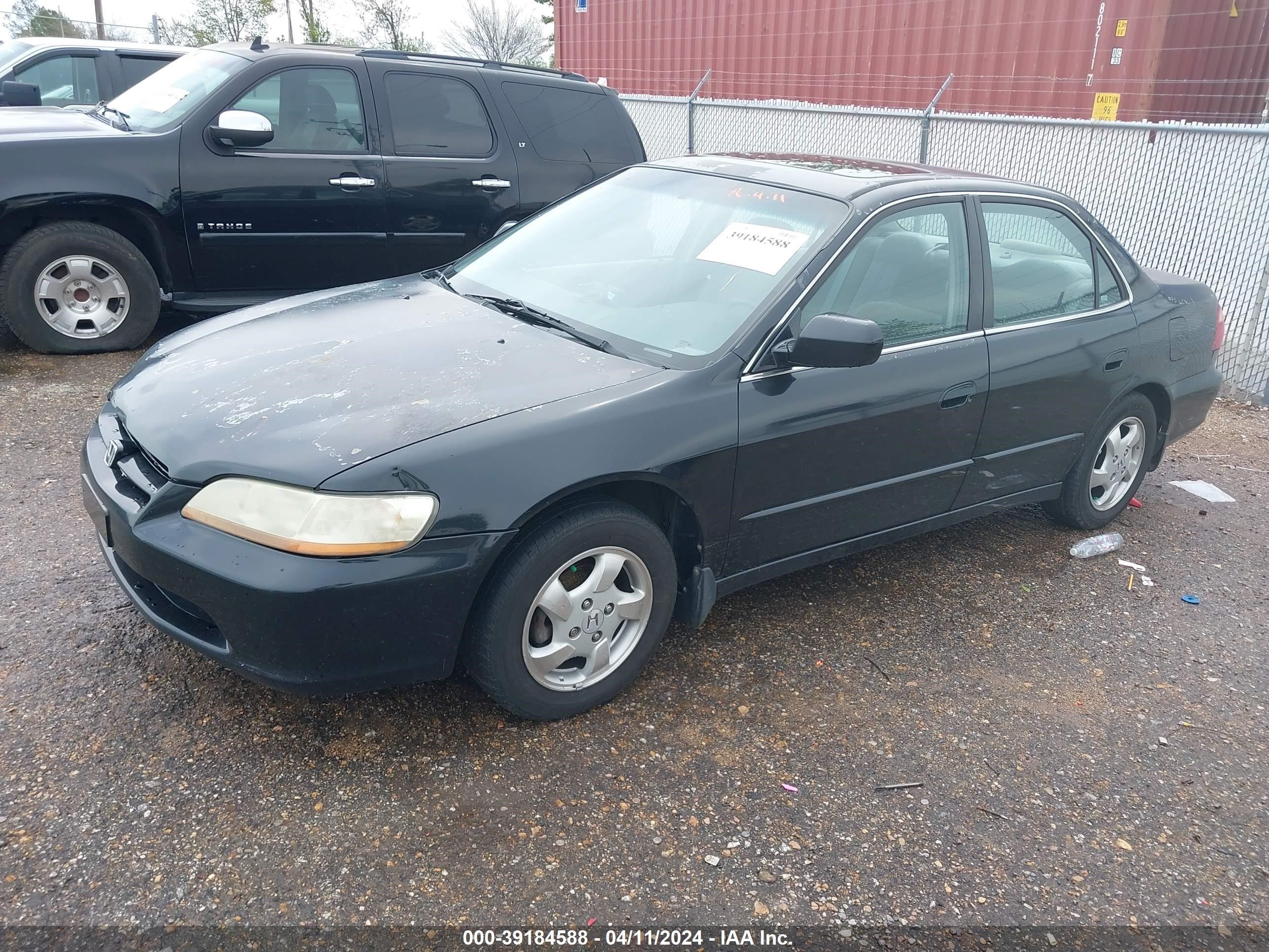 Photo 1 VIN: 1HGCG5652YA131379 - HONDA ACCORD 