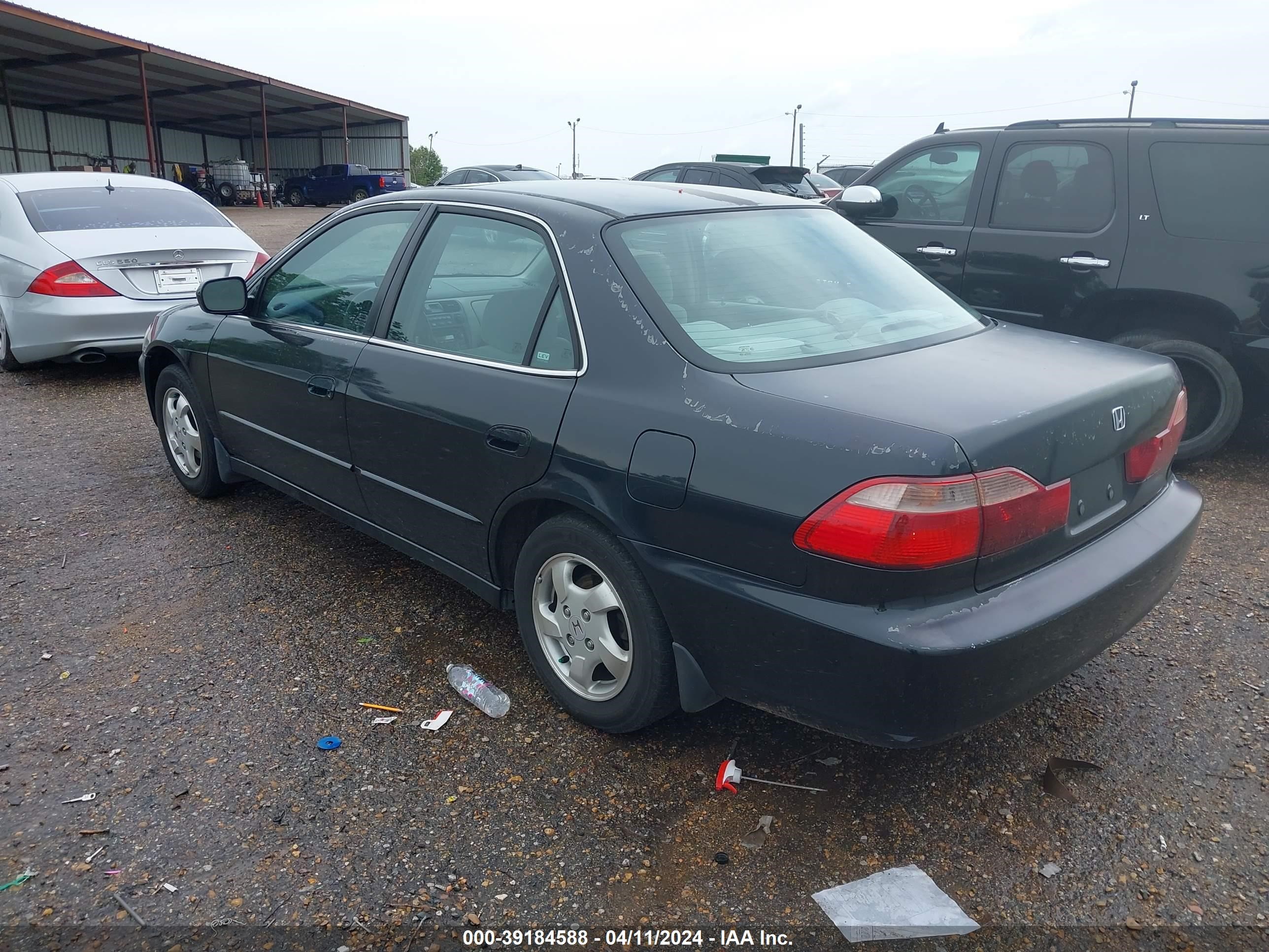 Photo 2 VIN: 1HGCG5652YA131379 - HONDA ACCORD 