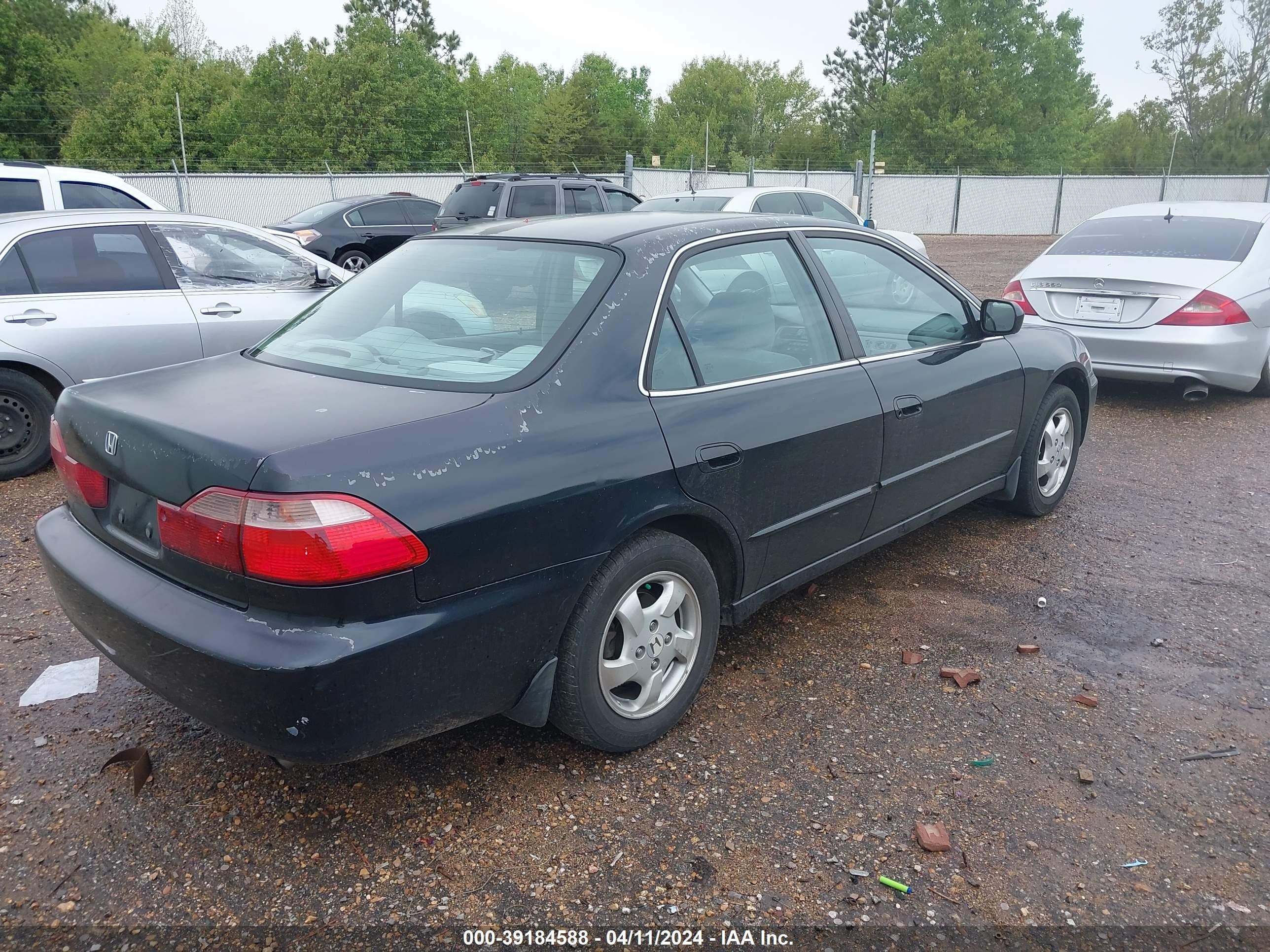 Photo 3 VIN: 1HGCG5652YA131379 - HONDA ACCORD 