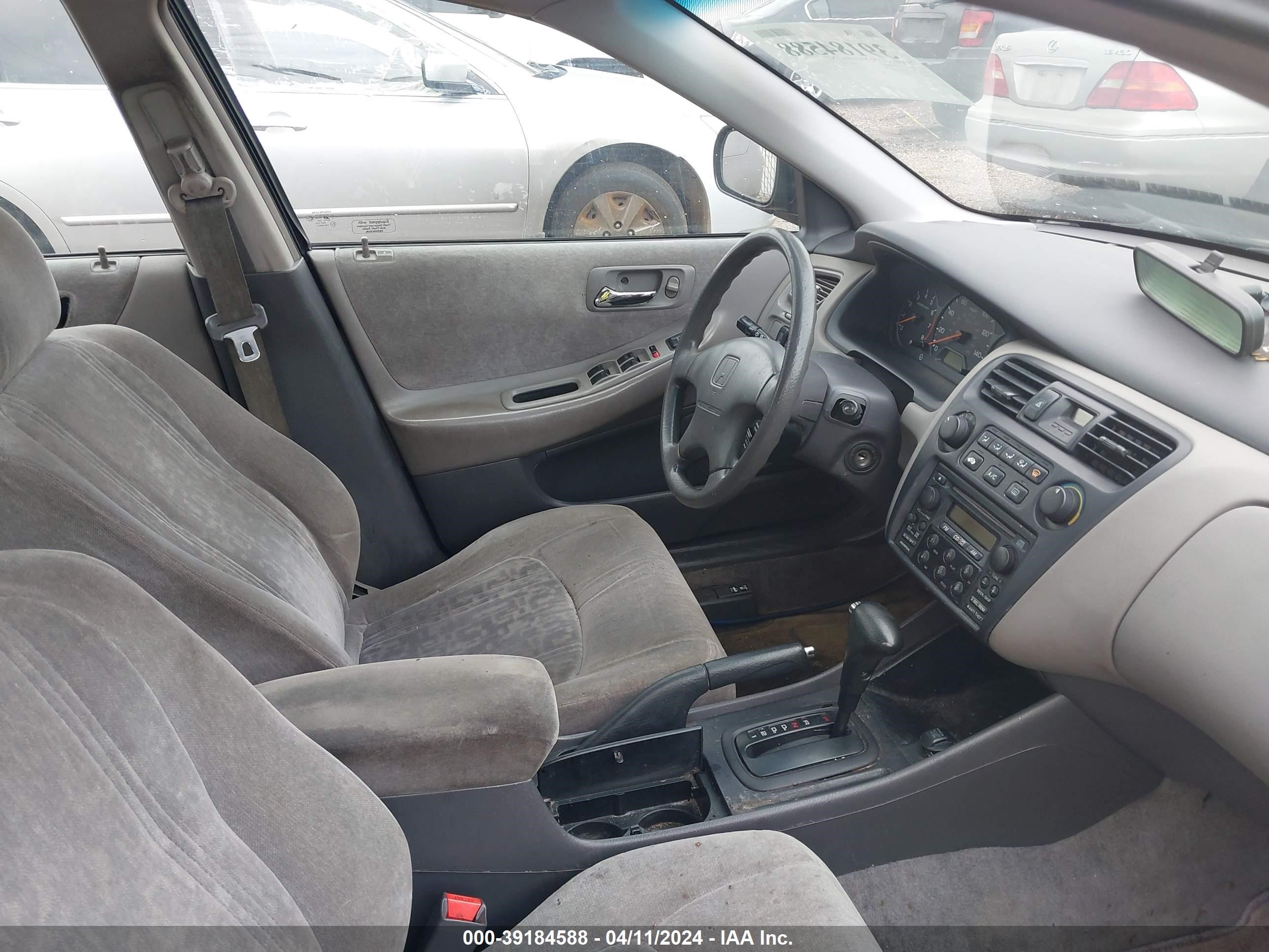 Photo 4 VIN: 1HGCG5652YA131379 - HONDA ACCORD 