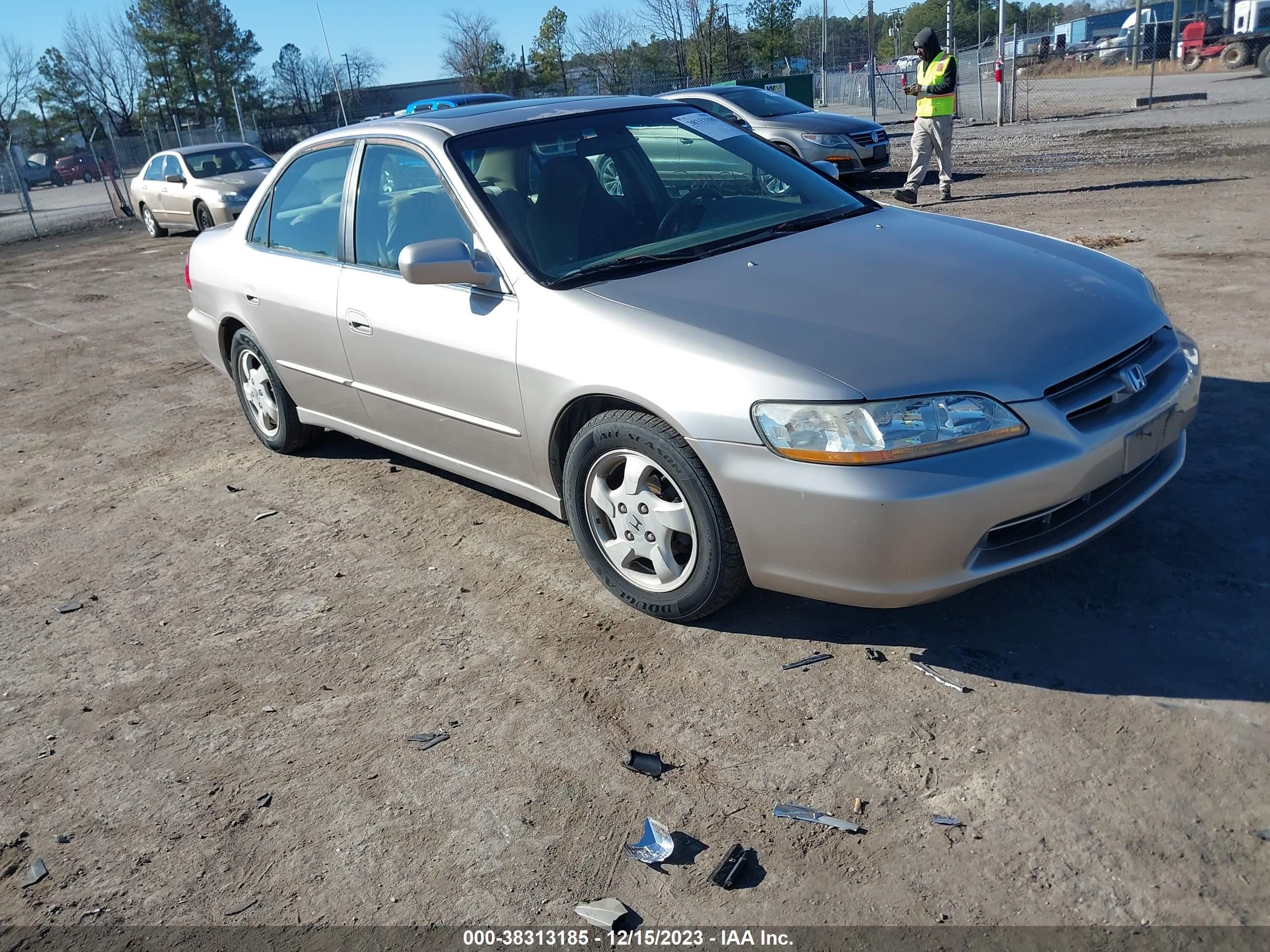 Photo 1 VIN: 1HGCG5654WA127931 - HONDA ACCORD 