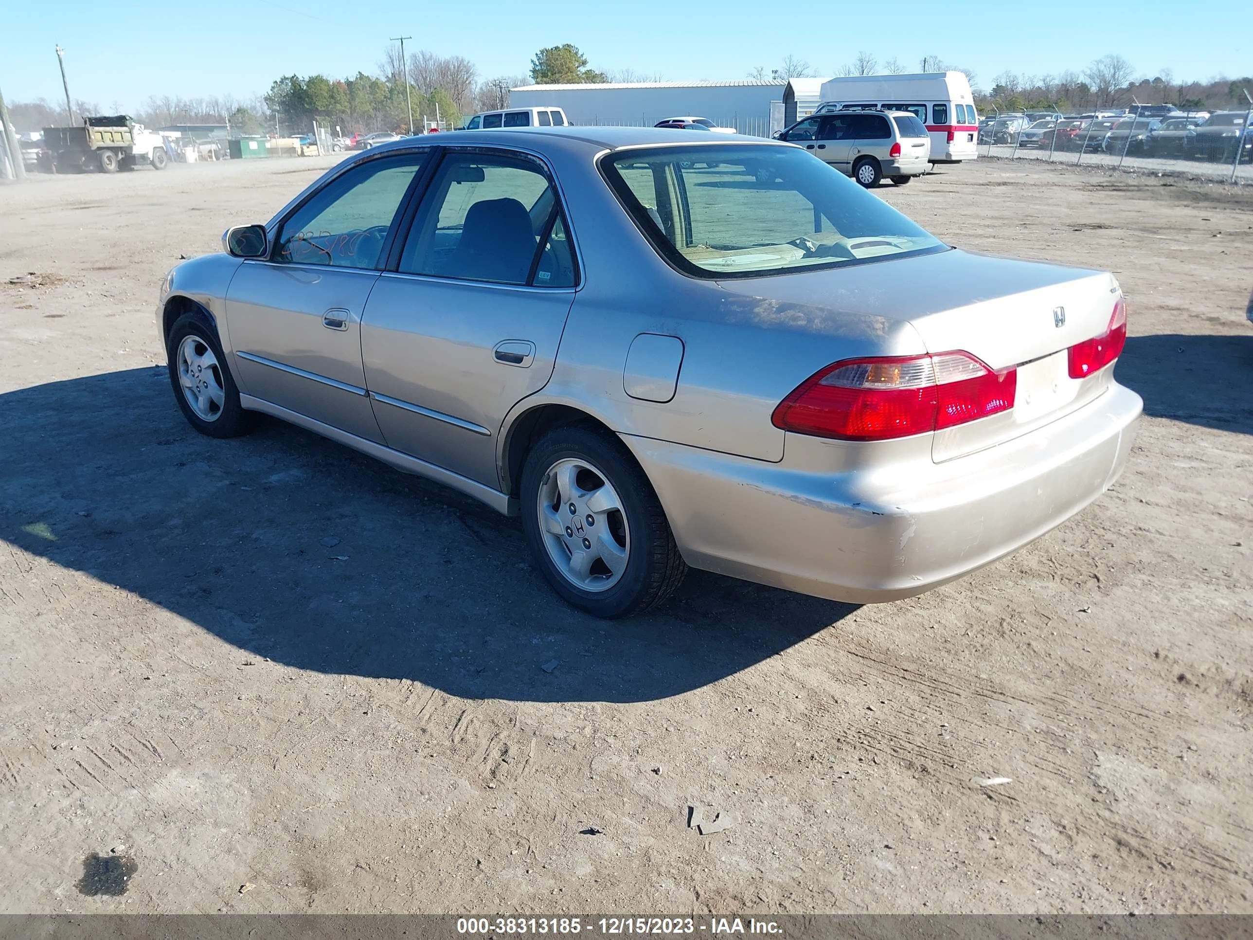 Photo 3 VIN: 1HGCG5654WA127931 - HONDA ACCORD 