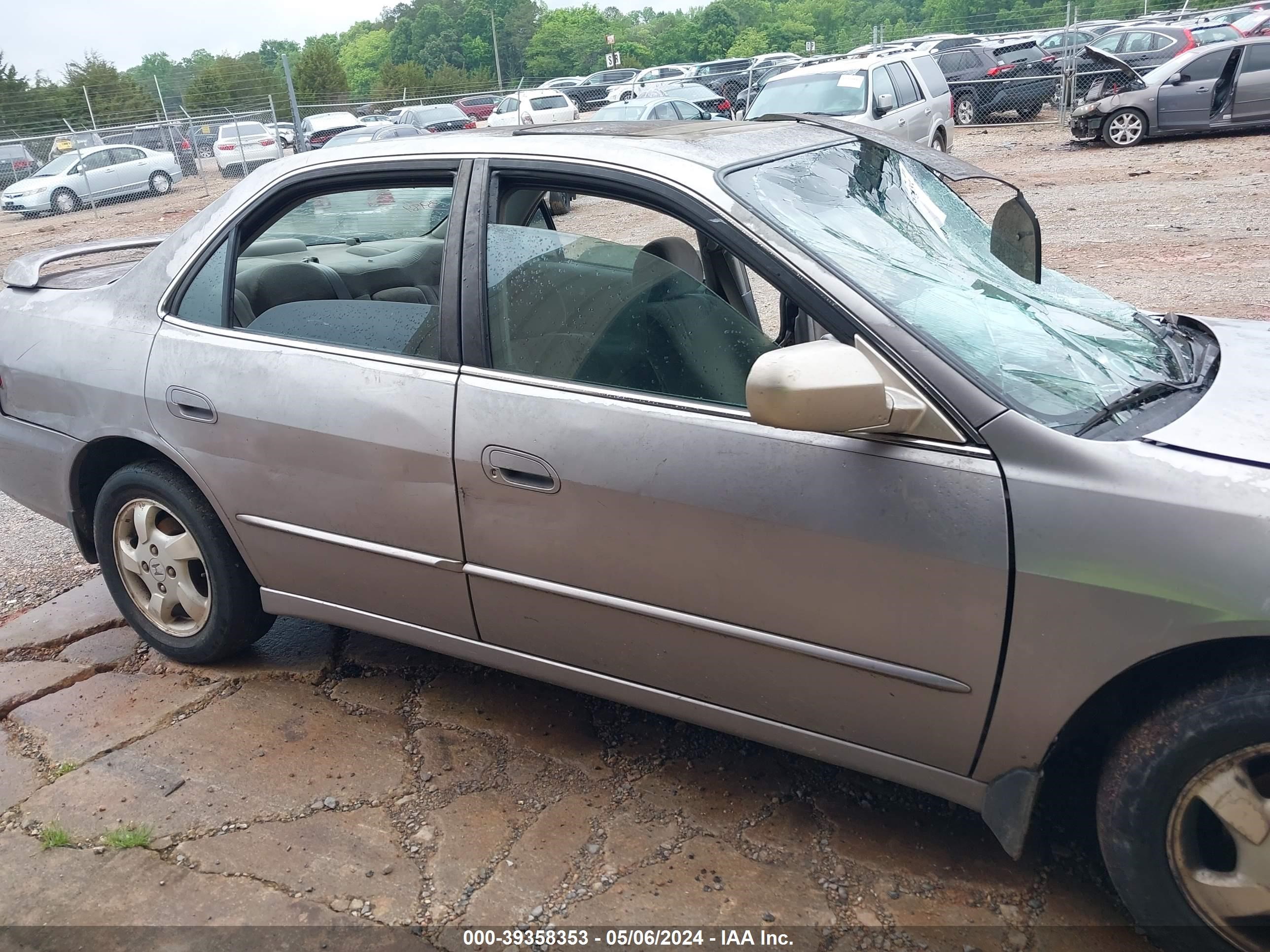 Photo 11 VIN: 1HGCG5658YA023641 - HONDA ACCORD 