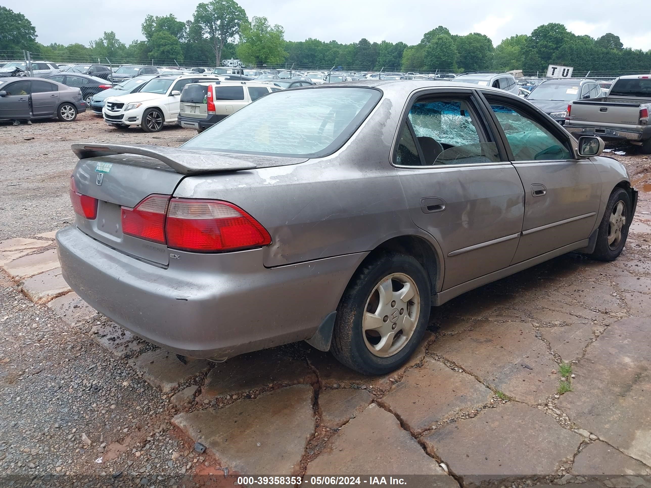 Photo 3 VIN: 1HGCG5658YA023641 - HONDA ACCORD 