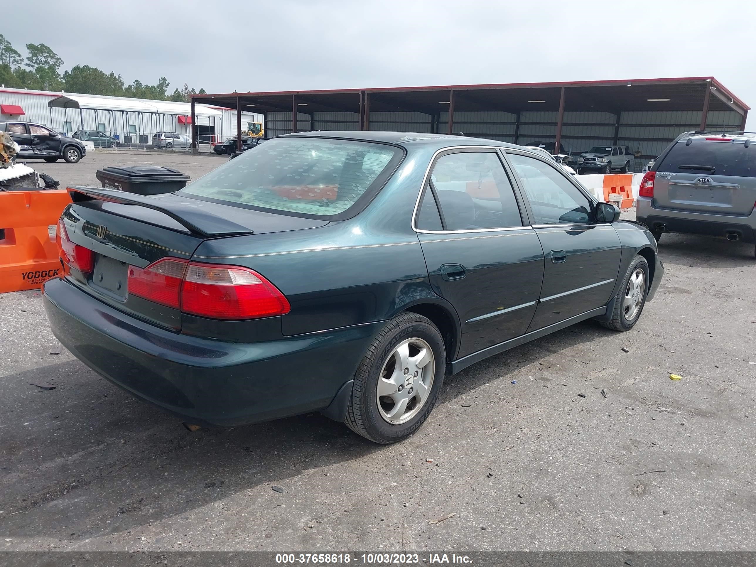 Photo 3 VIN: 1HGCG5659WA163405 - HONDA ACCORD 