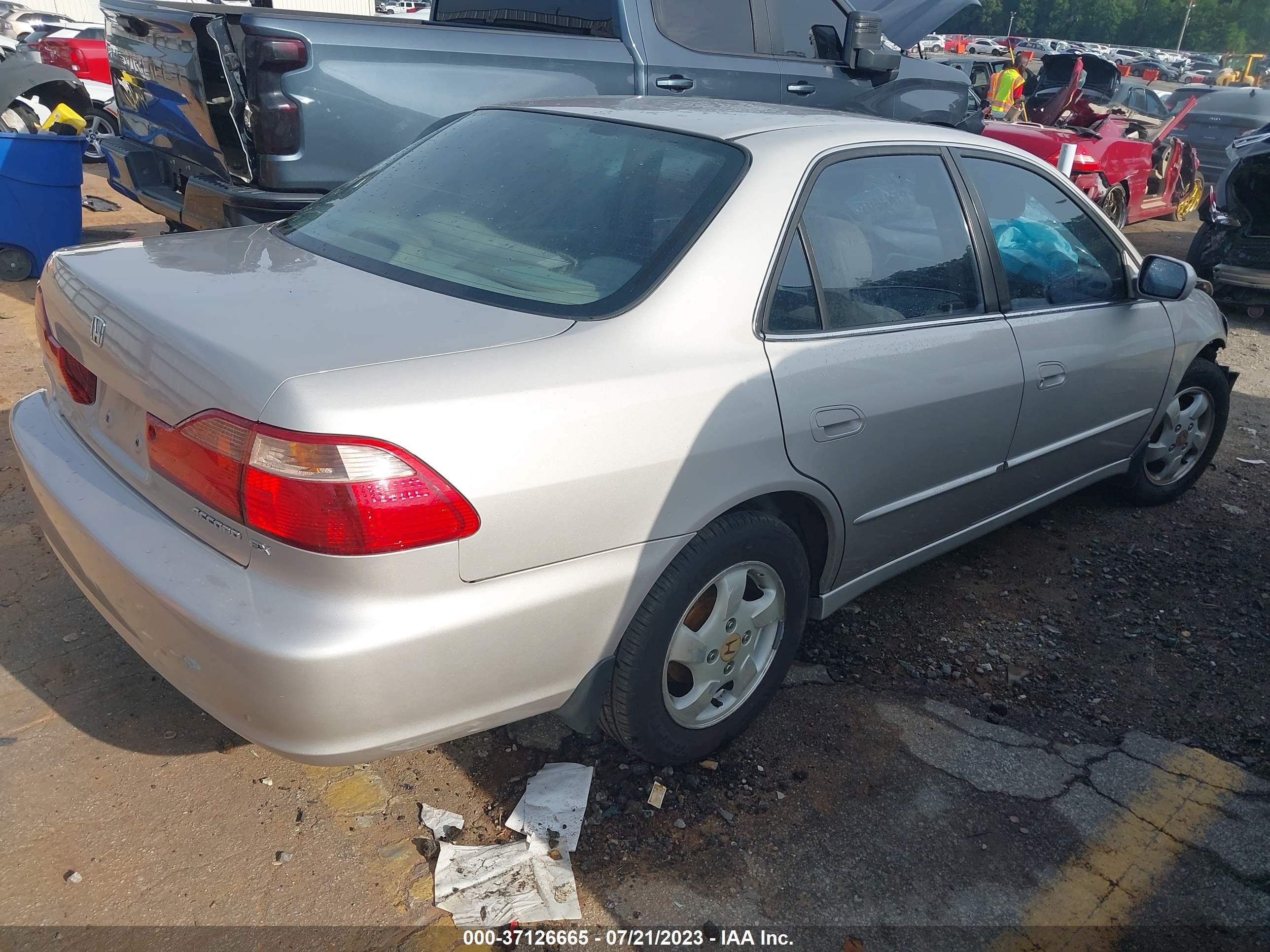 Photo 3 VIN: 1HGCG565XXA122928 - HONDA ACCORD 