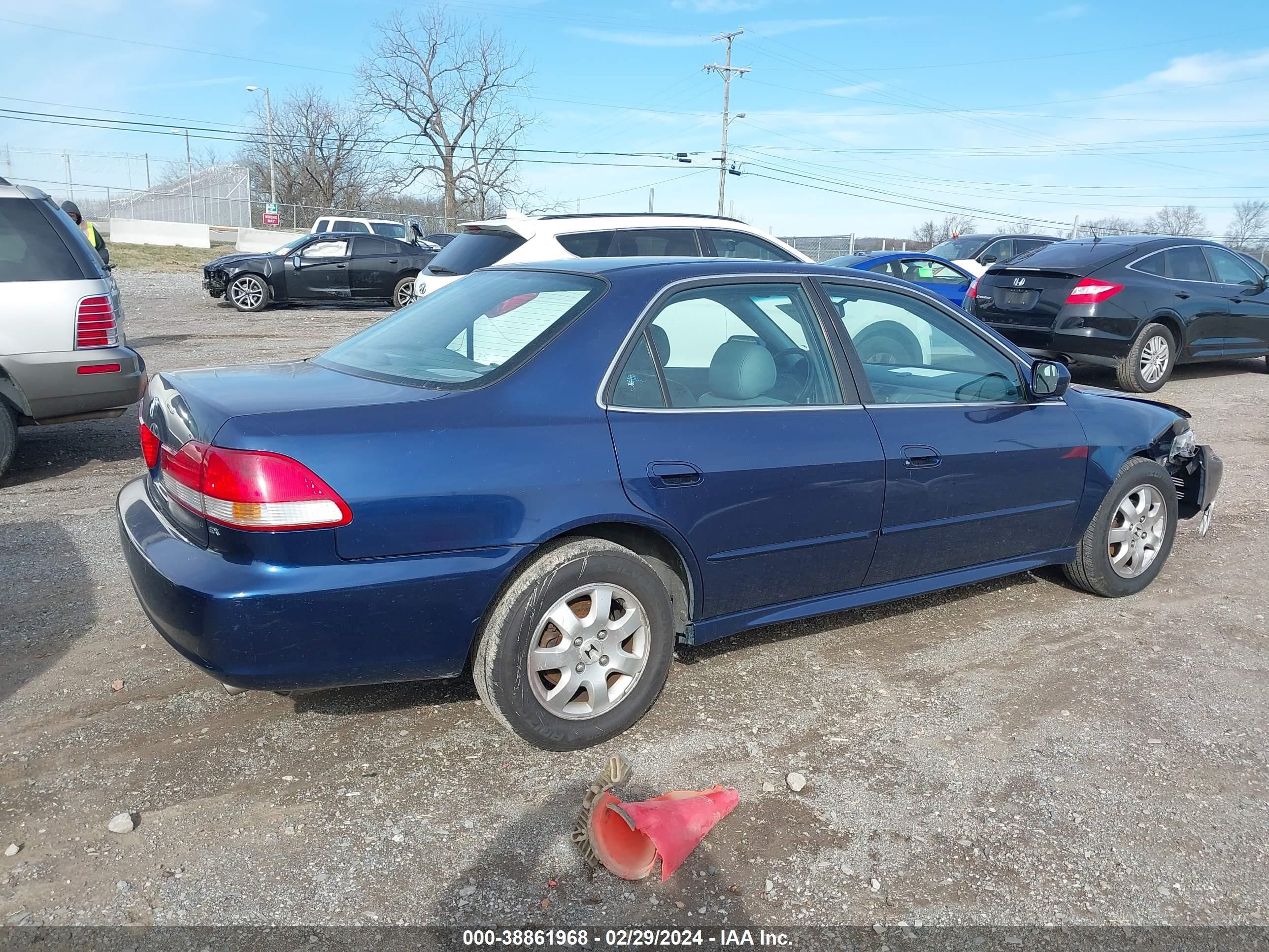 Photo 3 VIN: 1HGCG56682A165066 - HONDA ACCORD 