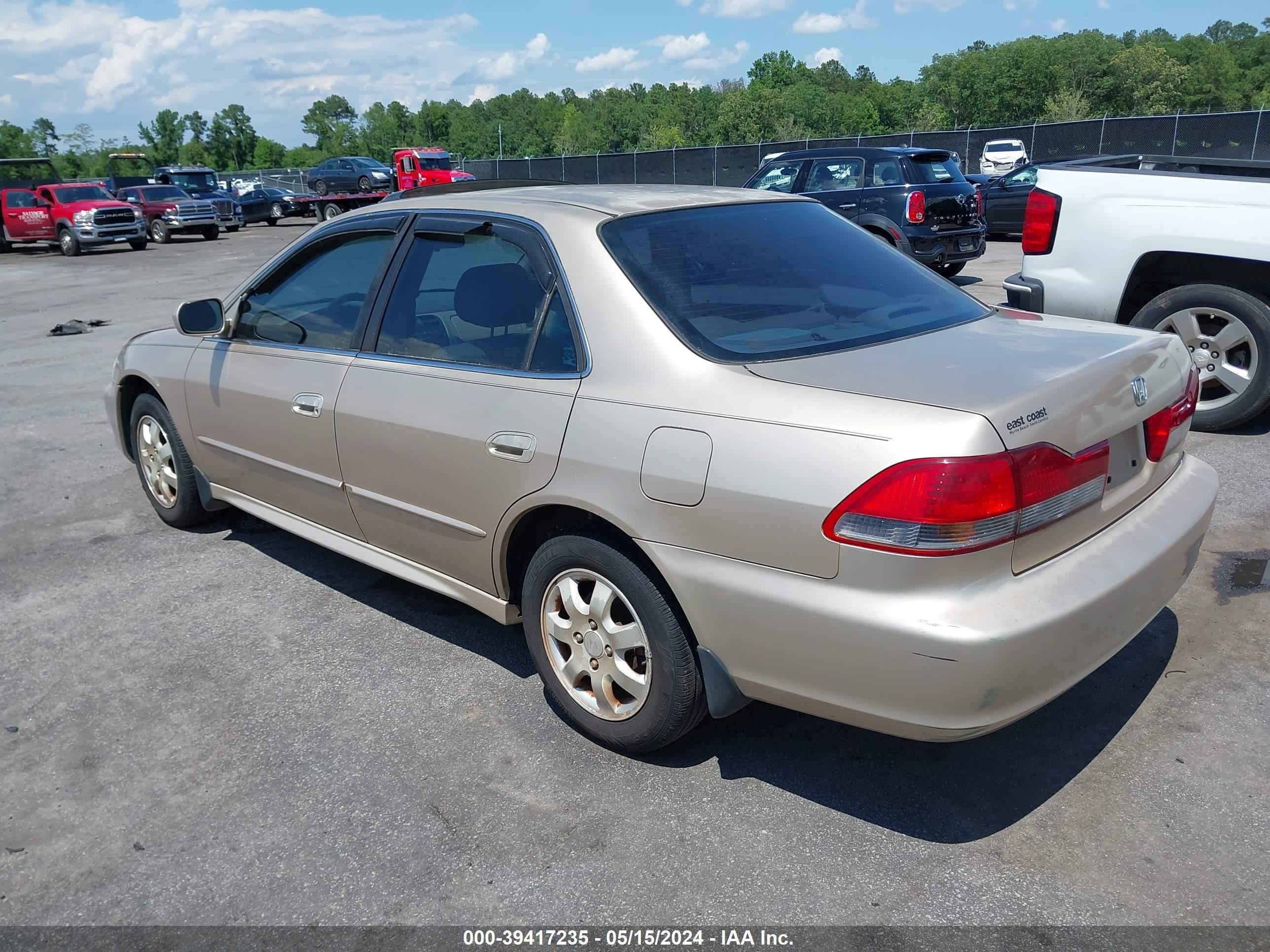 Photo 2 VIN: 1HGCG566X2A066166 - HONDA ACCORD 