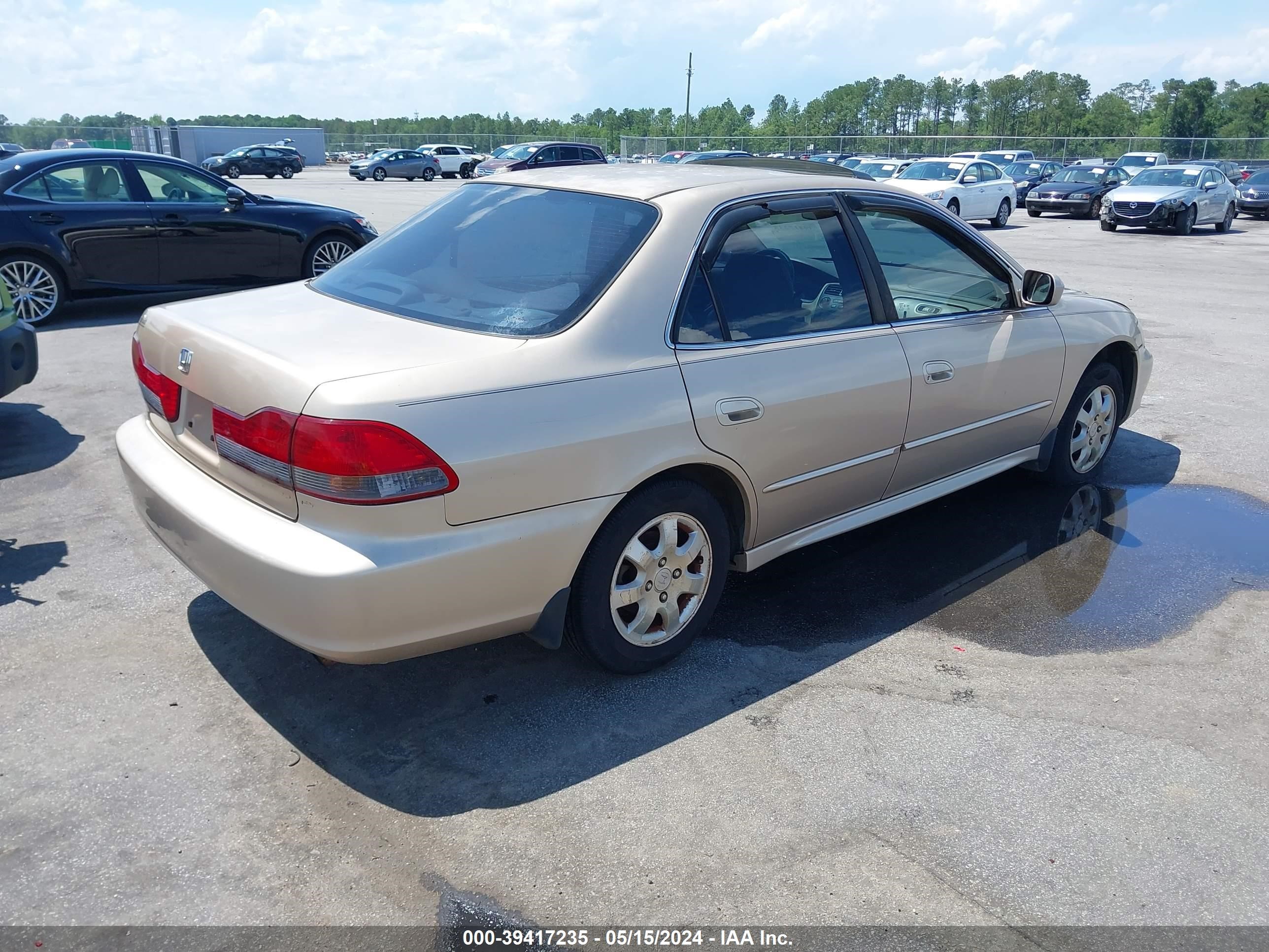 Photo 3 VIN: 1HGCG566X2A066166 - HONDA ACCORD 