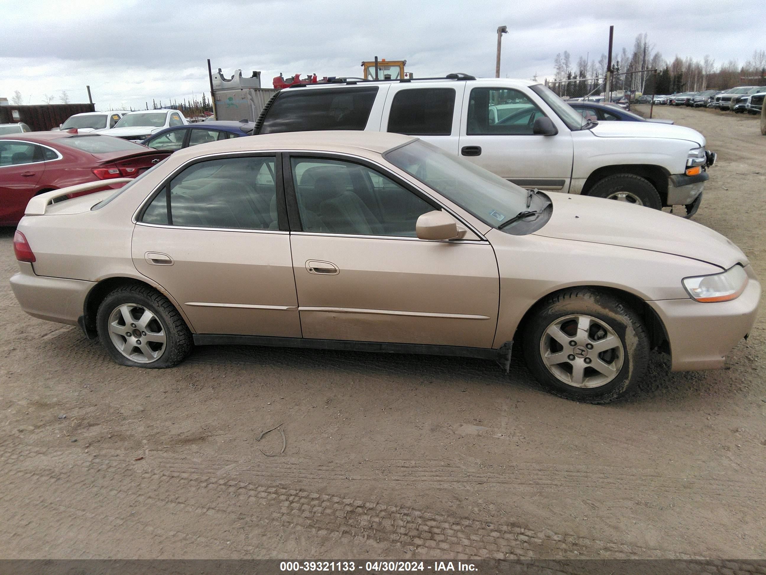 Photo 11 VIN: 1HGCG5679YA060523 - HONDA ACCORD 