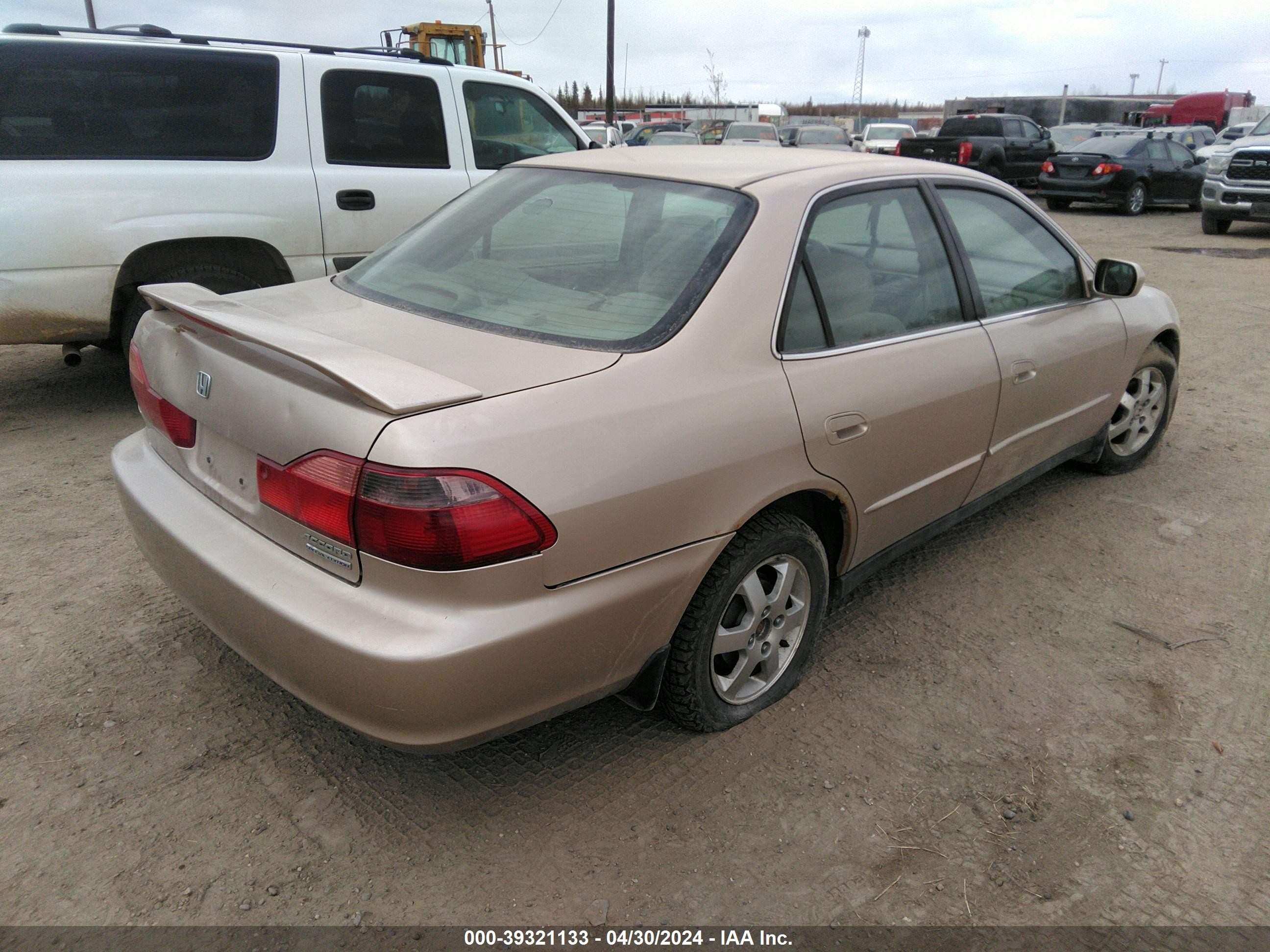 Photo 3 VIN: 1HGCG5679YA060523 - HONDA ACCORD 