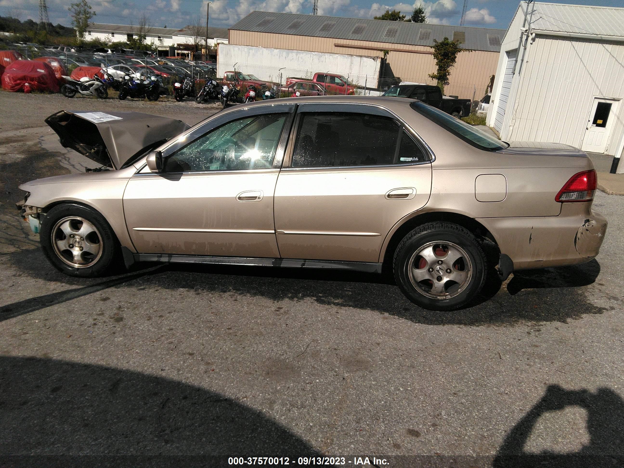 Photo 13 VIN: 1HGCG66501A001533 - HONDA ACCORD 