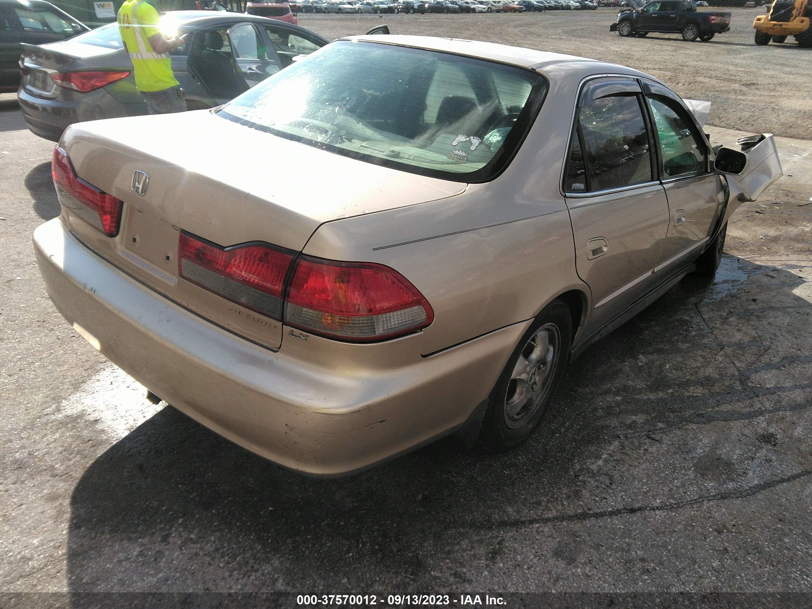 Photo 3 VIN: 1HGCG66501A001533 - HONDA ACCORD 