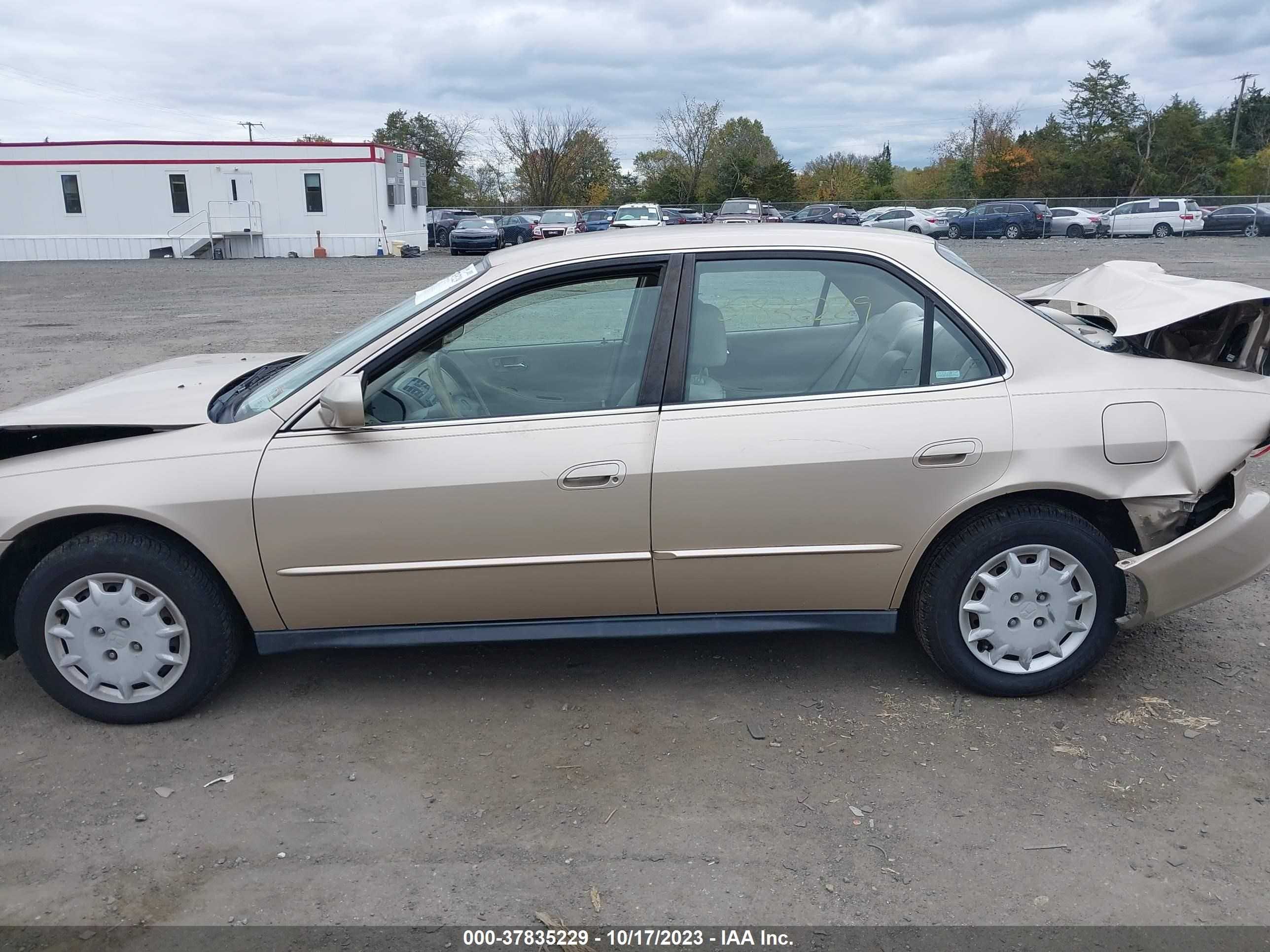 Photo 13 VIN: 1HGCG66542A039378 - HONDA ACCORD 