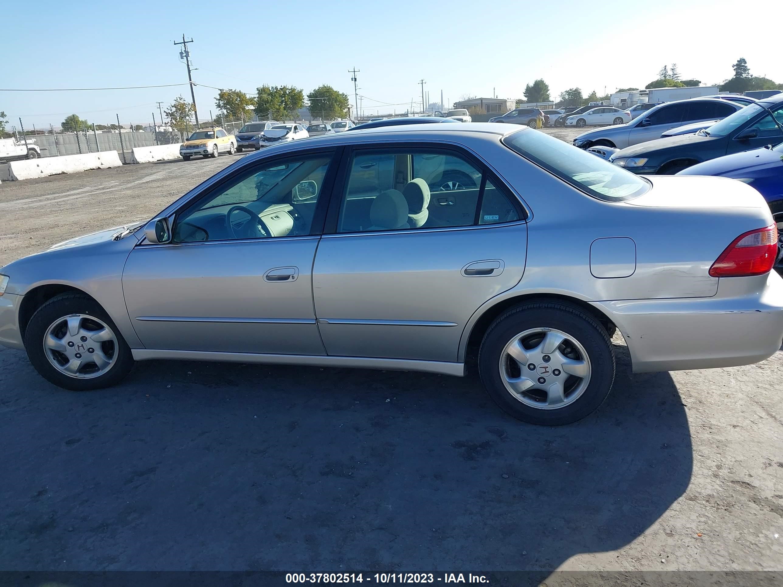 Photo 13 VIN: 1HGCG6675WA101510 - HONDA ACCORD 