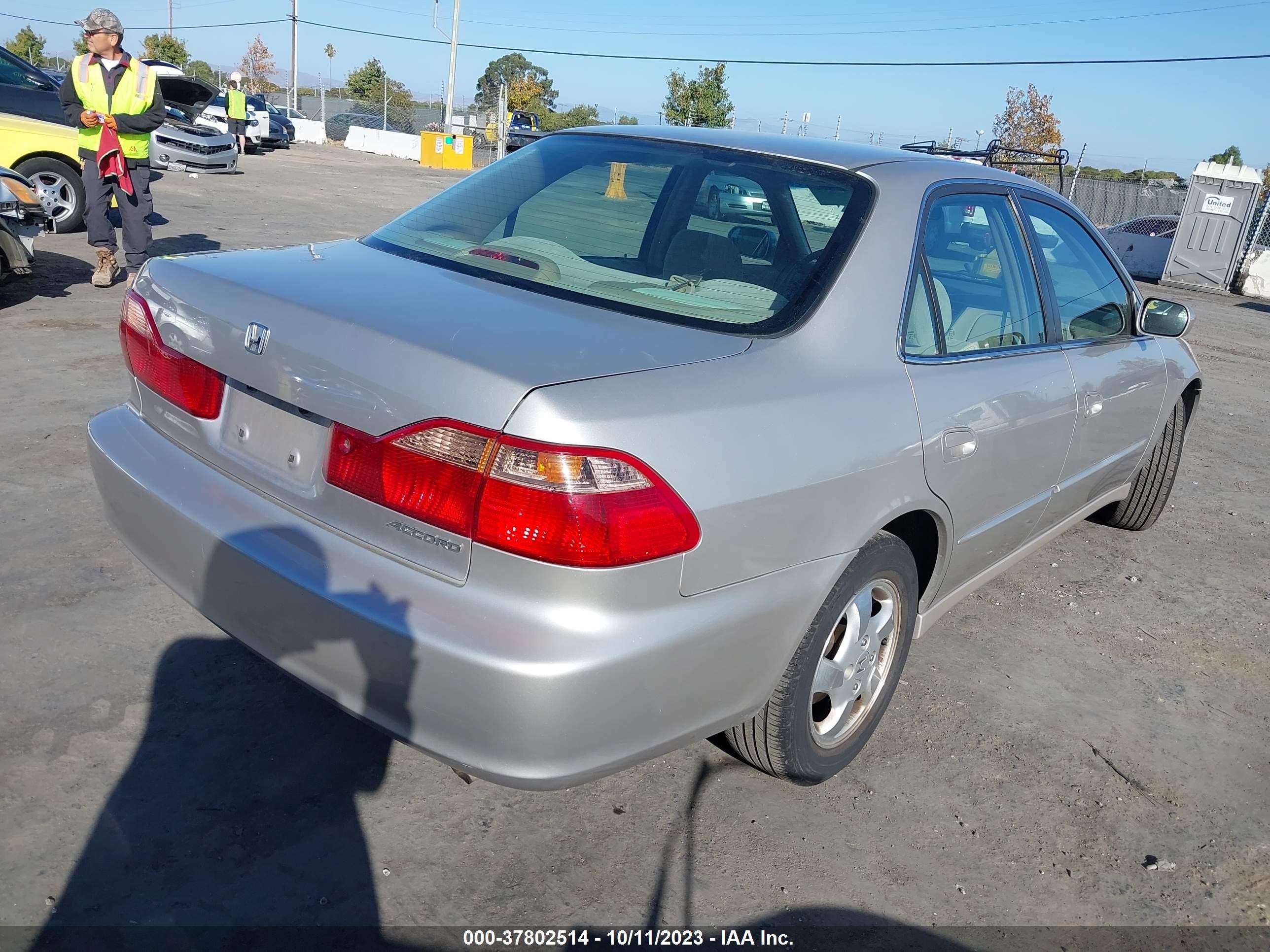 Photo 3 VIN: 1HGCG6675WA101510 - HONDA ACCORD 