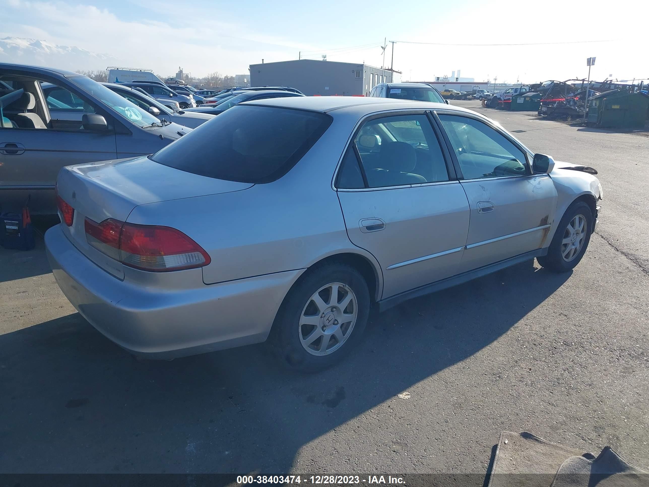 Photo 3 VIN: 1HGCG668X2A082360 - HONDA ACCORD 