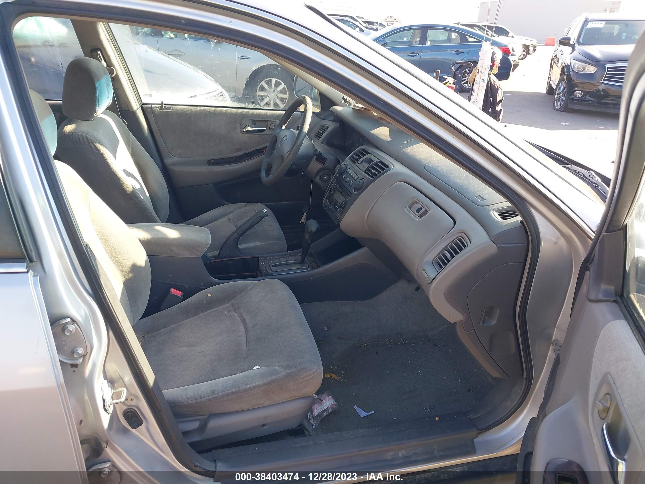 Photo 4 VIN: 1HGCG668X2A082360 - HONDA ACCORD 