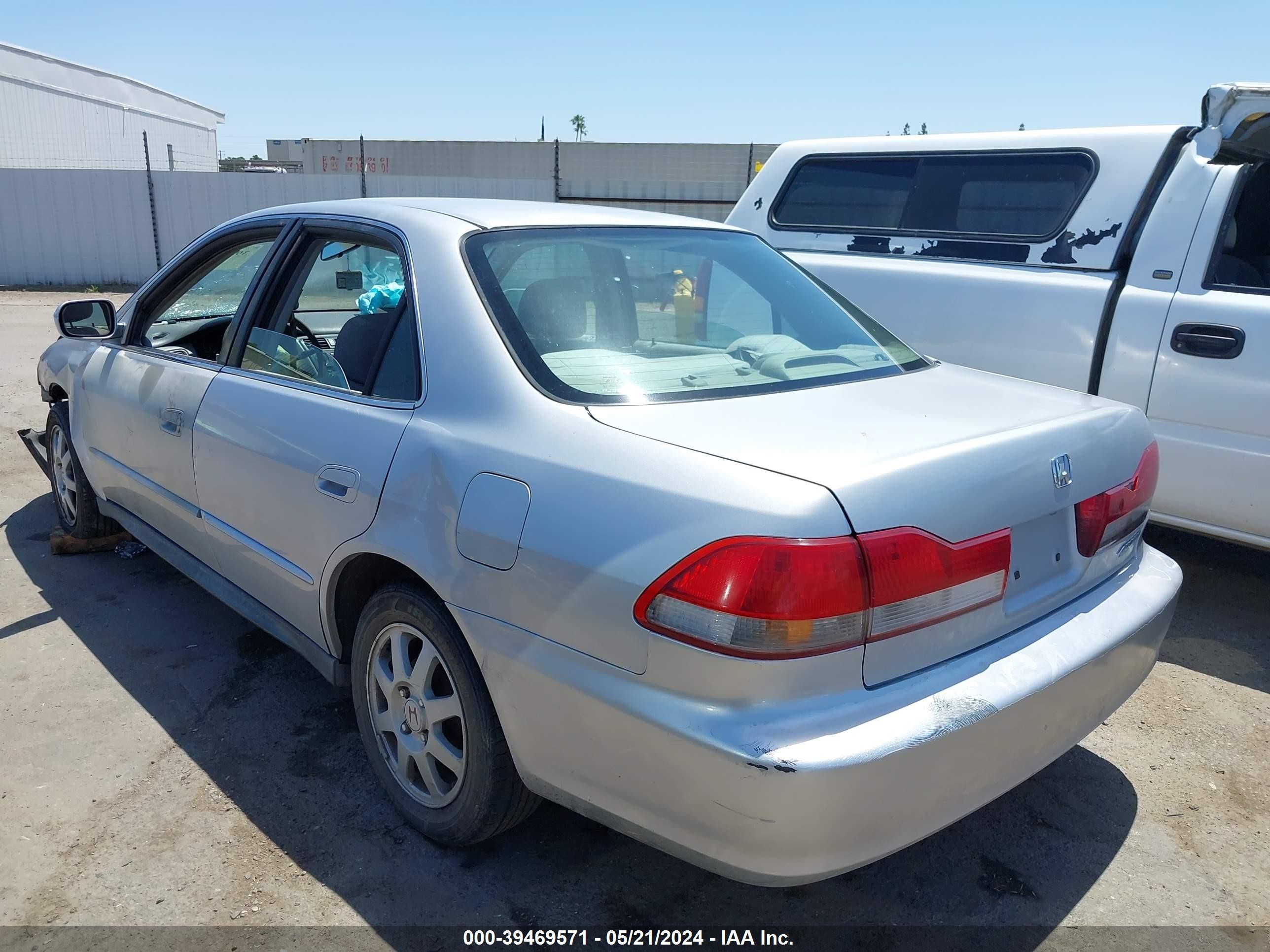 Photo 2 VIN: 1HGCG668X2A176366 - HONDA ACCORD 