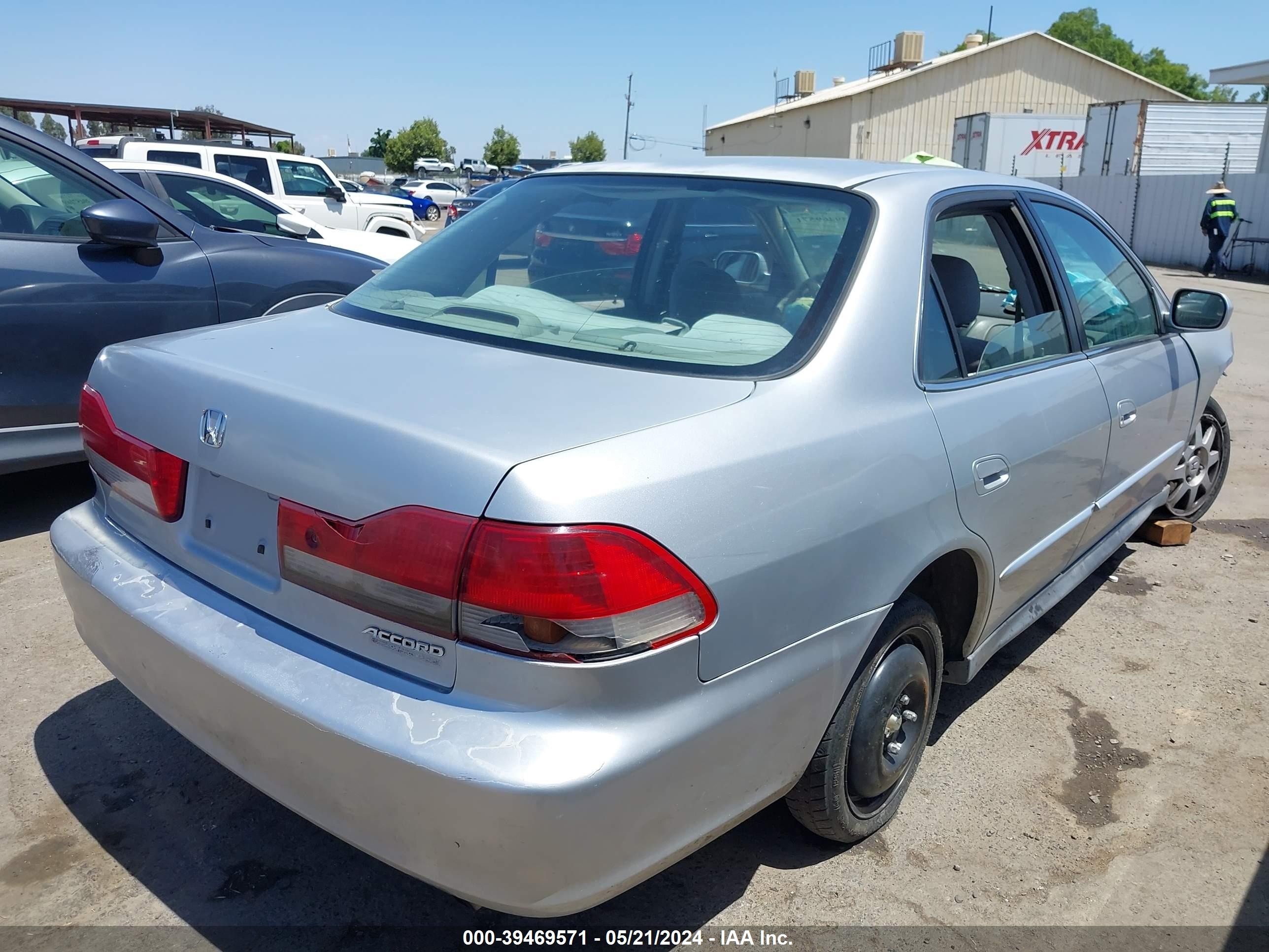 Photo 3 VIN: 1HGCG668X2A176366 - HONDA ACCORD 