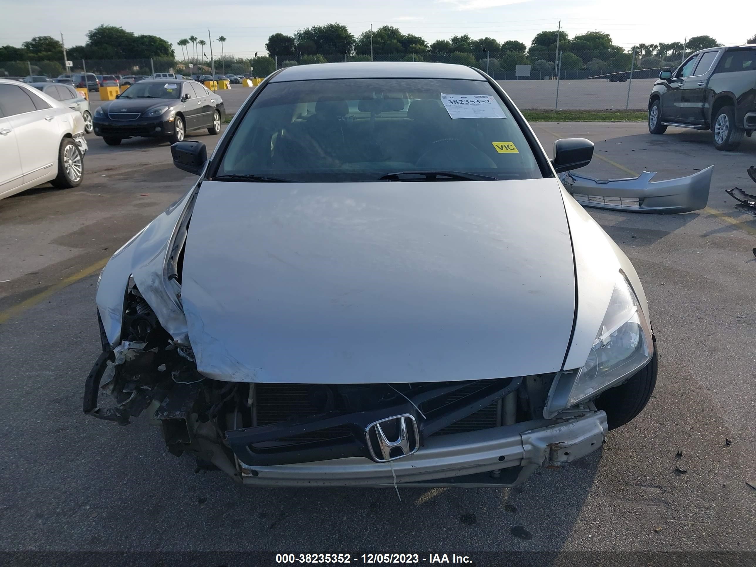 Photo 12 VIN: 1HGCM56197A030635 - HONDA ACCORD 