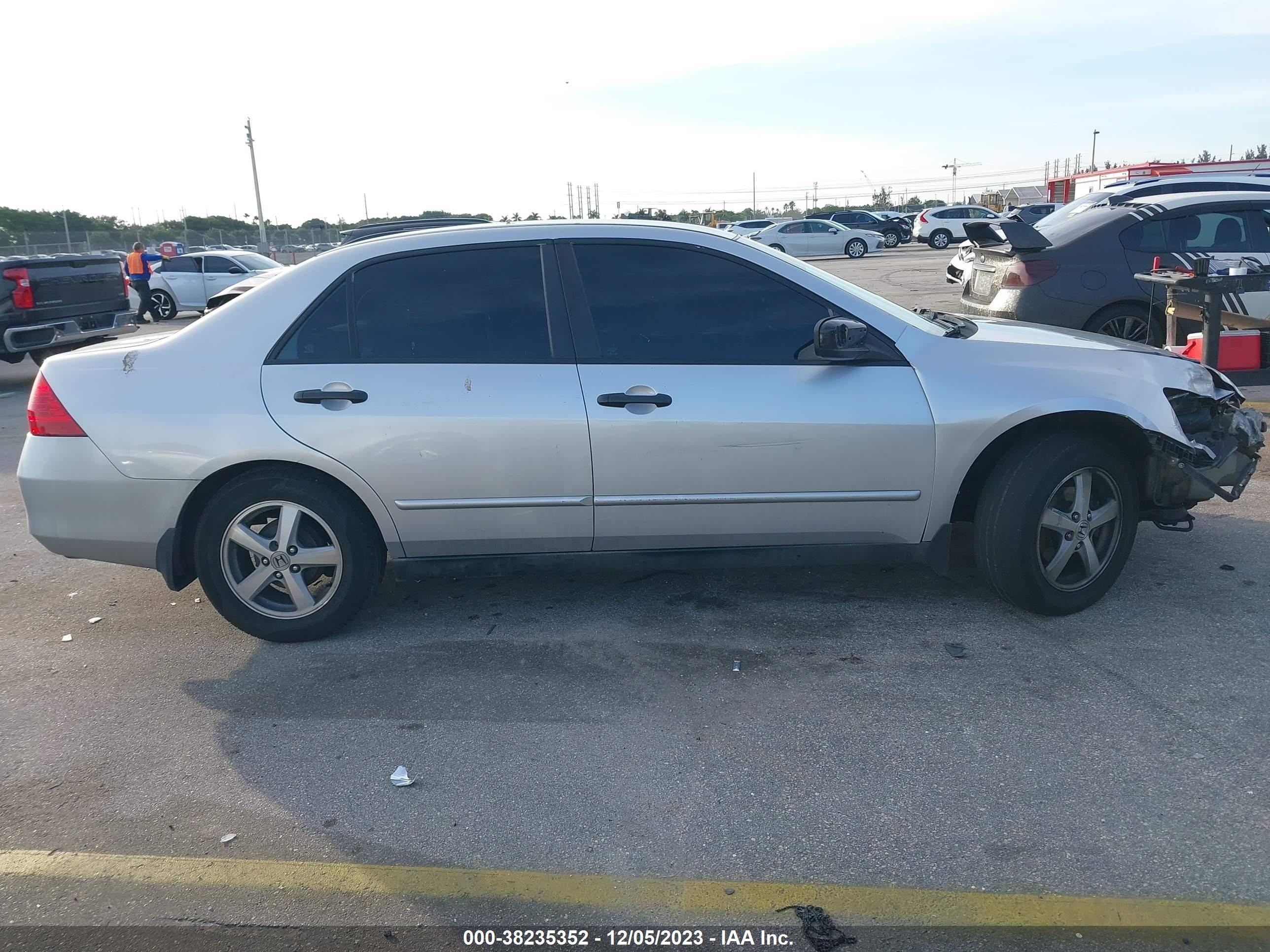 Photo 13 VIN: 1HGCM56197A030635 - HONDA ACCORD 