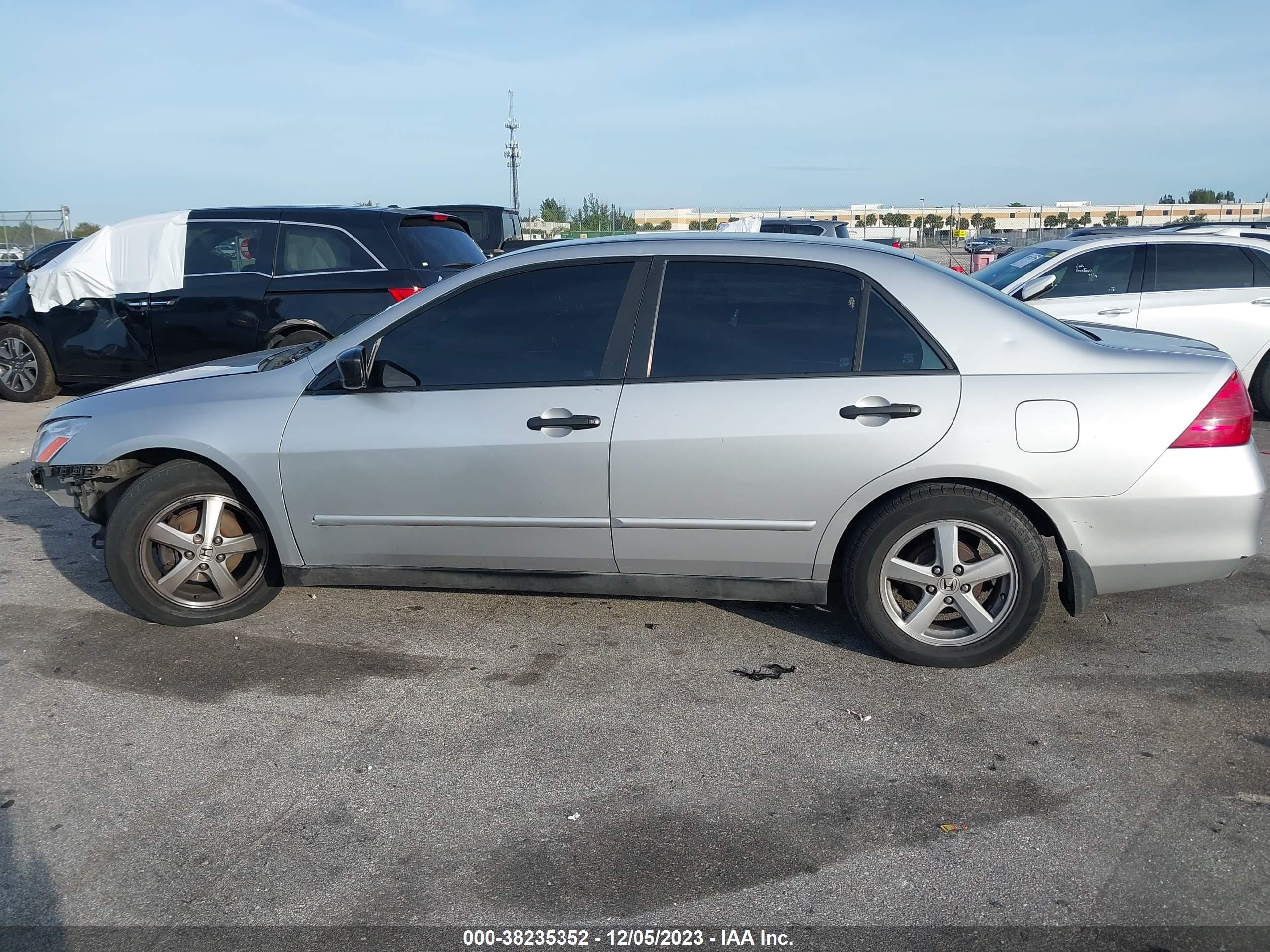 Photo 14 VIN: 1HGCM56197A030635 - HONDA ACCORD 