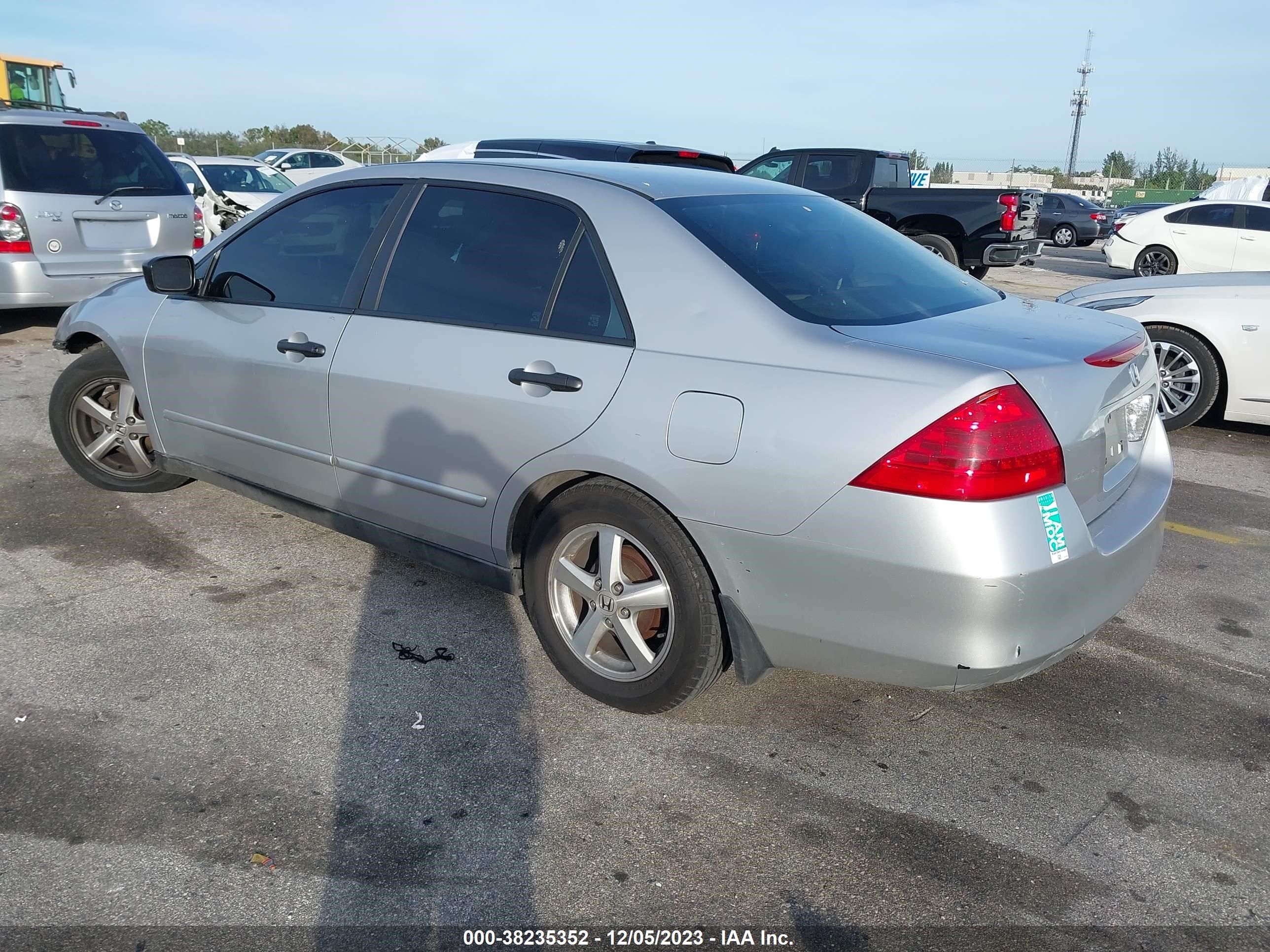 Photo 2 VIN: 1HGCM56197A030635 - HONDA ACCORD 