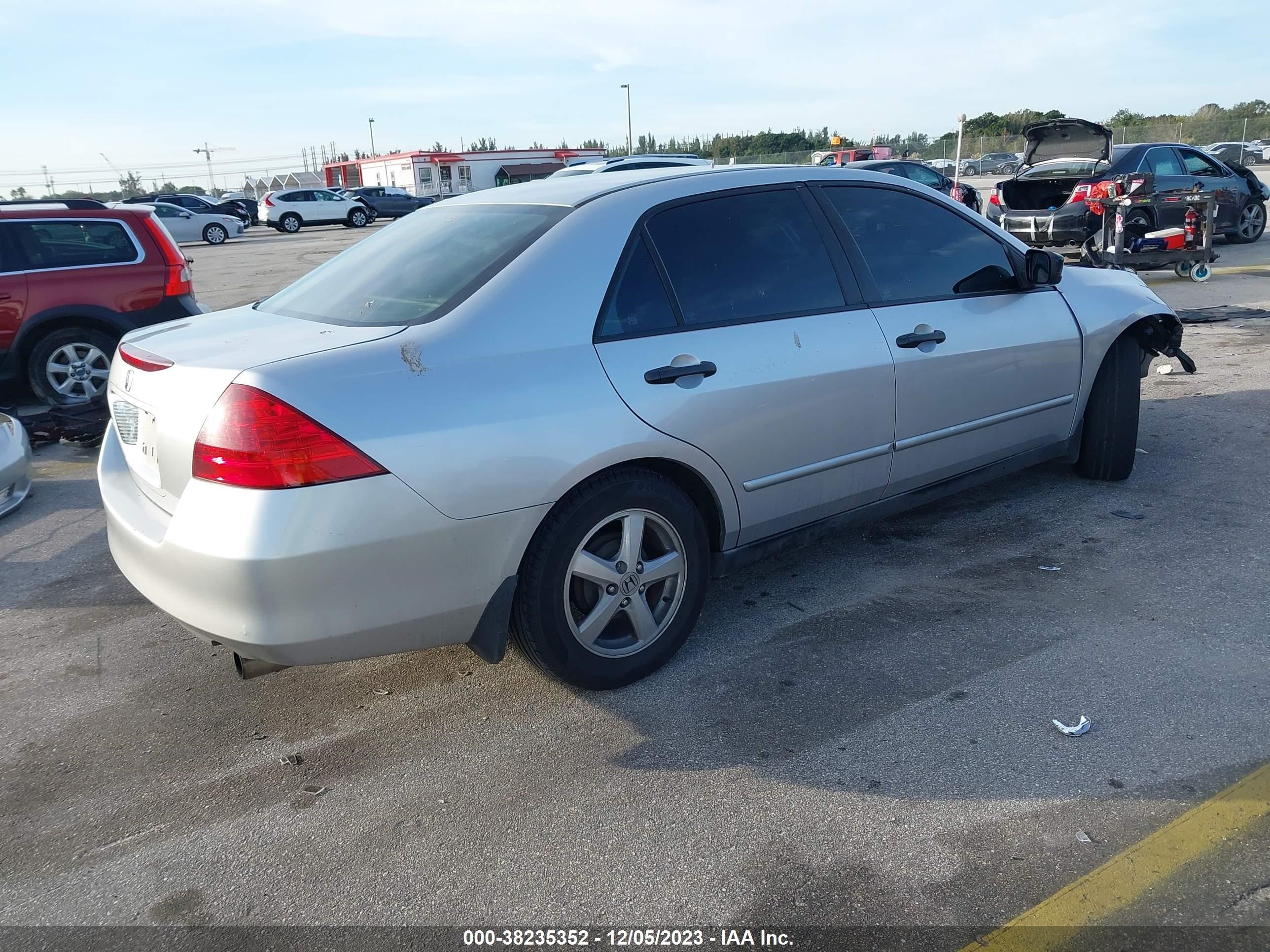 Photo 3 VIN: 1HGCM56197A030635 - HONDA ACCORD 