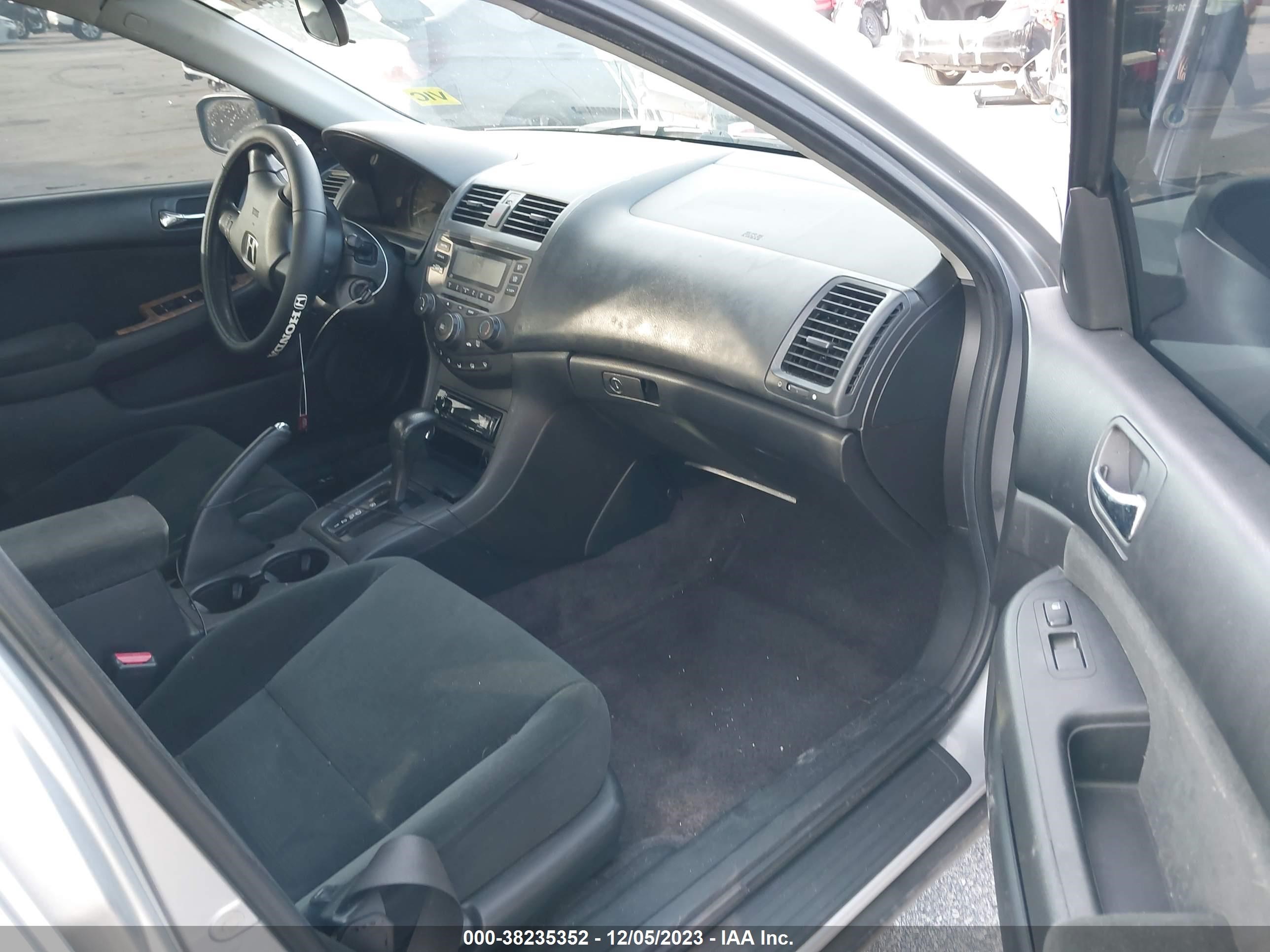 Photo 4 VIN: 1HGCM56197A030635 - HONDA ACCORD 