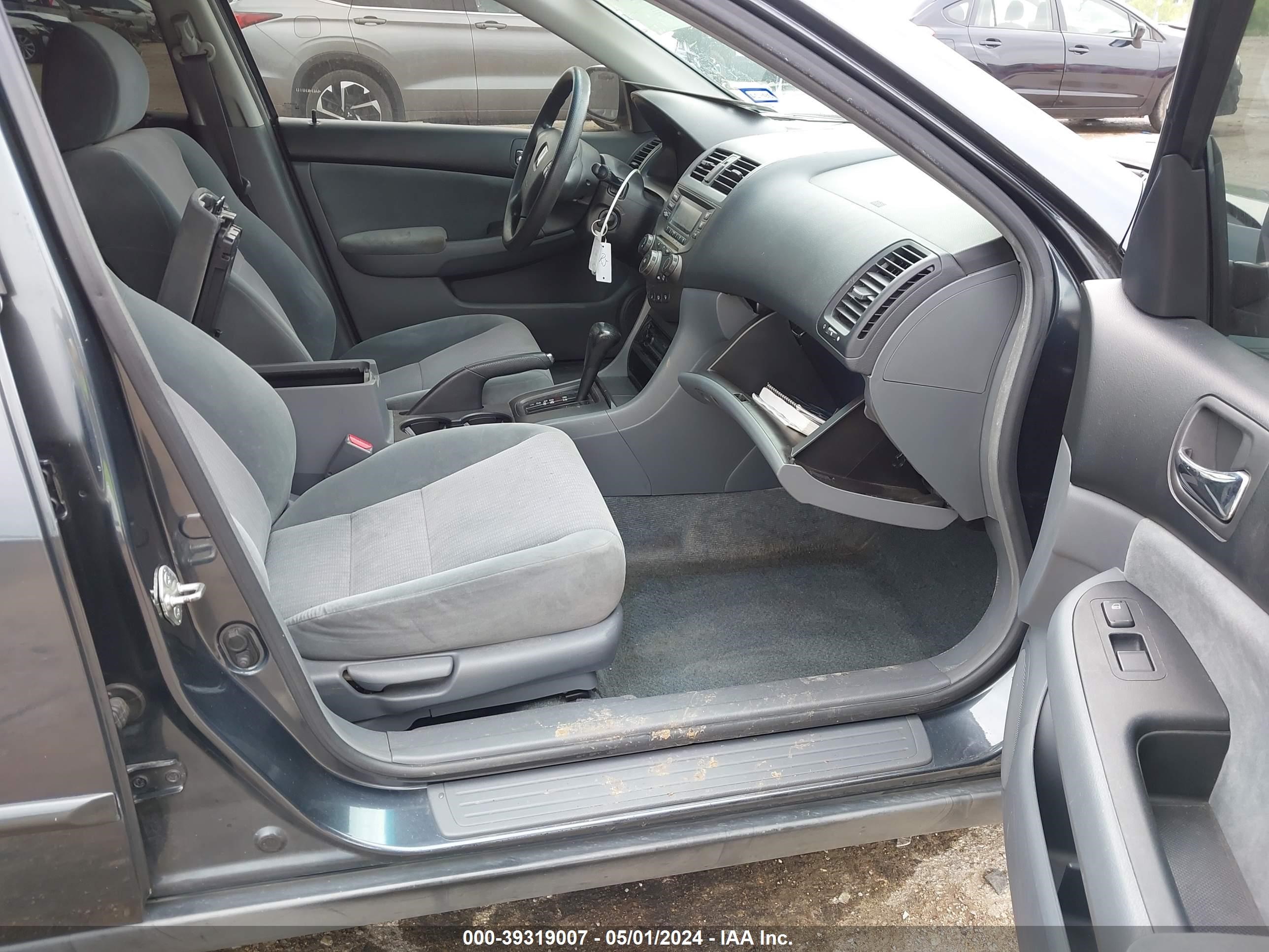 Photo 4 VIN: 1HGCM56304A040810 - HONDA ACCORD 