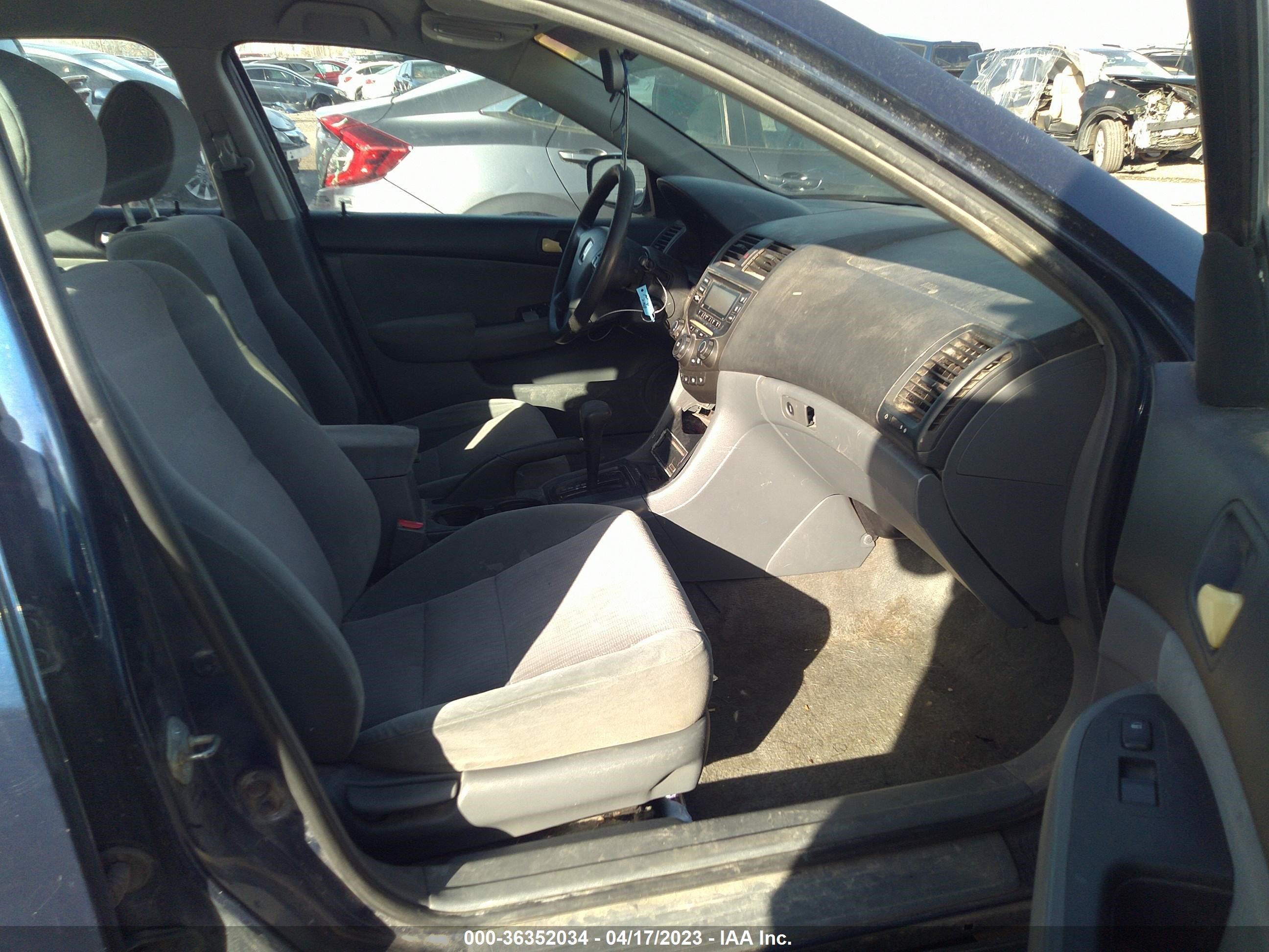 Photo 4 VIN: 1HGCM56343A113935 - HONDA ACCORD 