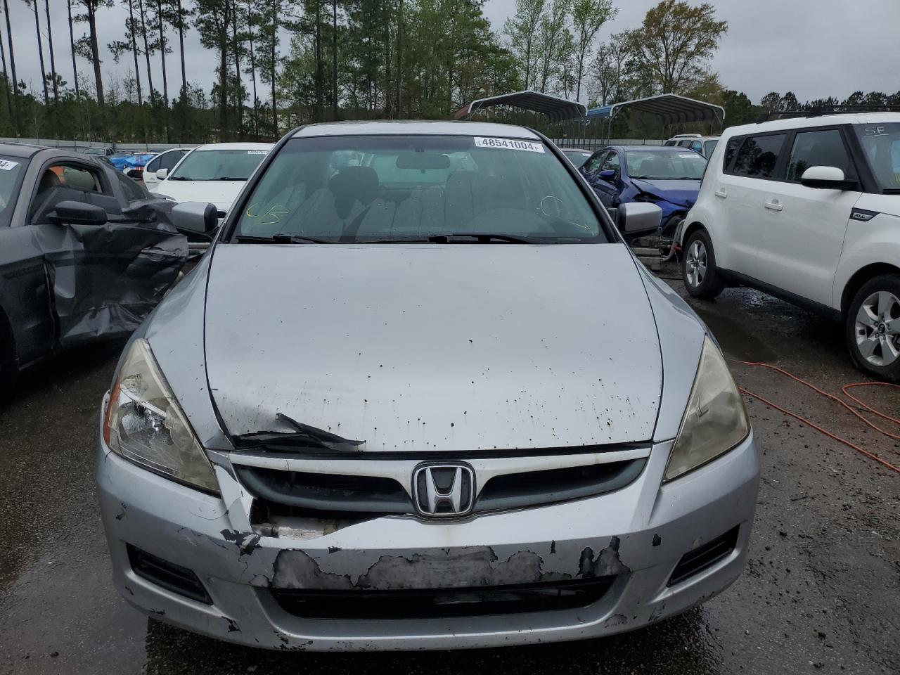 Photo 4 VIN: 1HGCM56346A033720 - HONDA ACCORD 