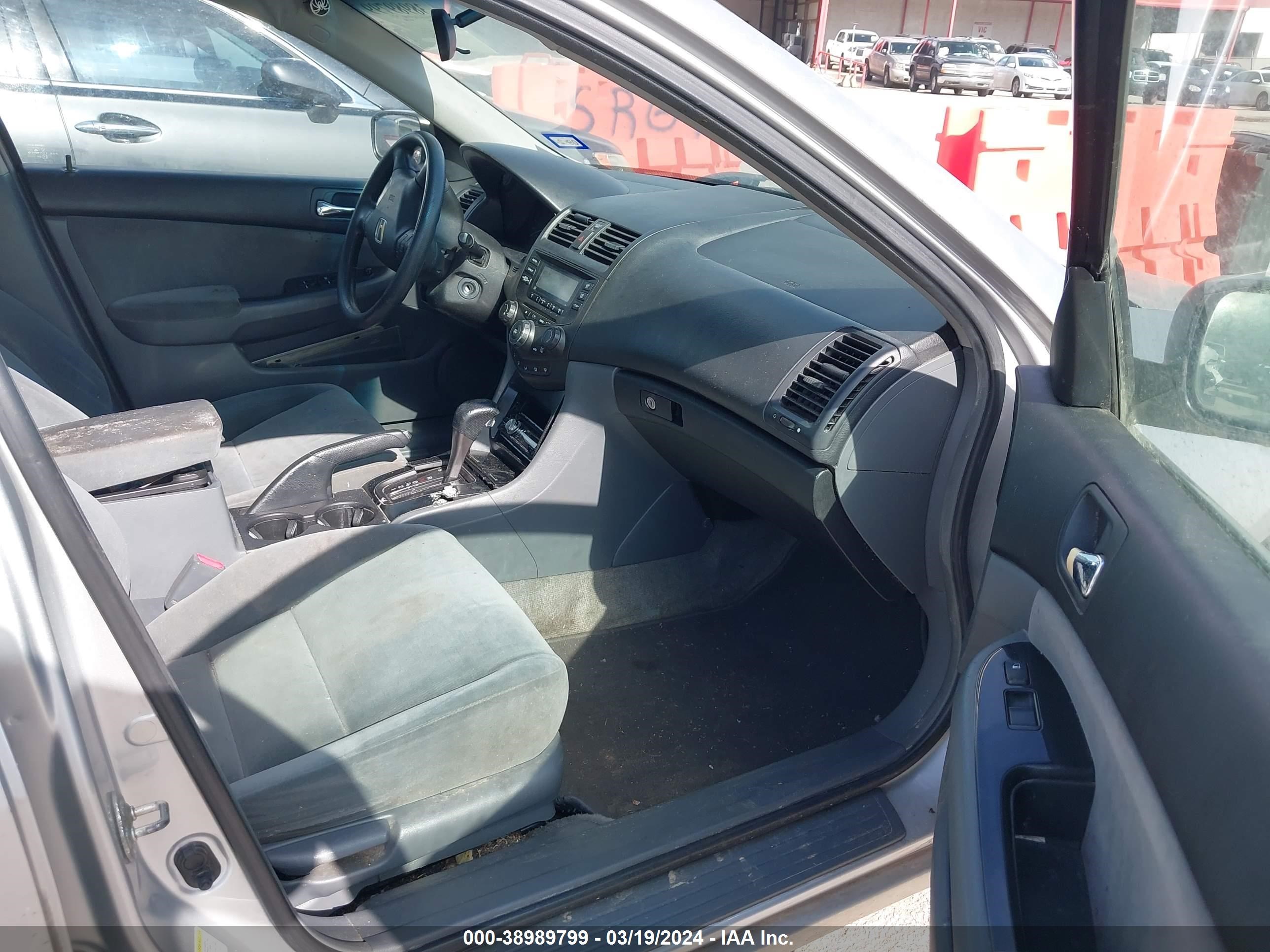 Photo 4 VIN: 1HGCM56356A166339 - HONDA ACCORD 