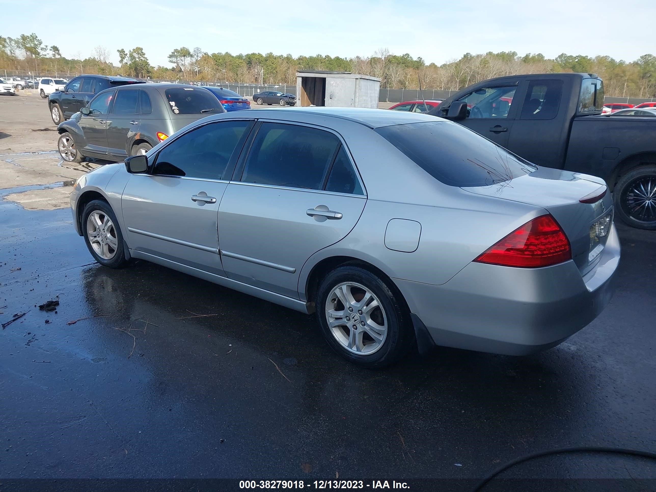 Photo 2 VIN: 1HGCM56357A177682 - HONDA ACCORD 