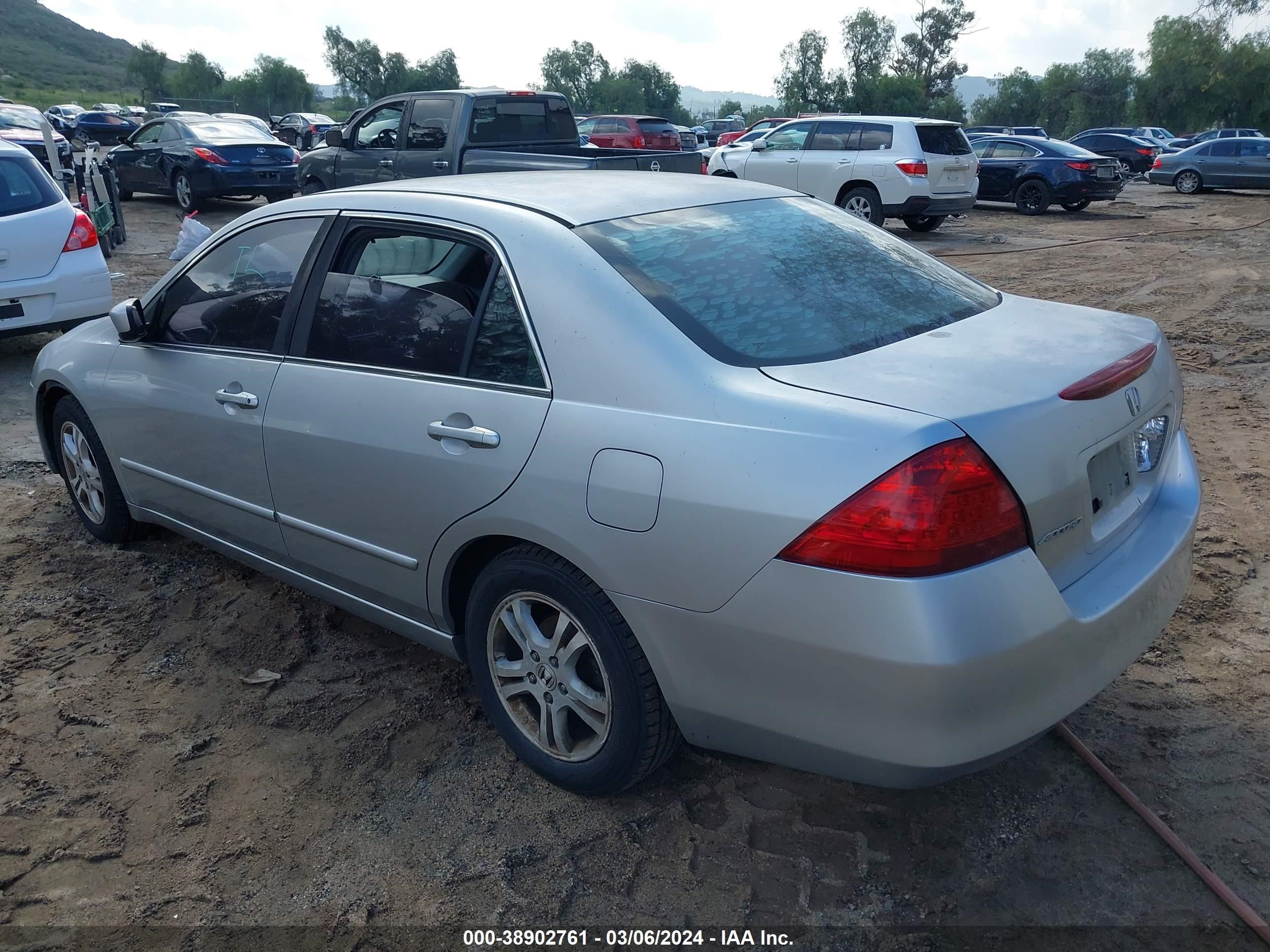 Photo 2 VIN: 1HGCM56386A161572 - HONDA ACCORD 