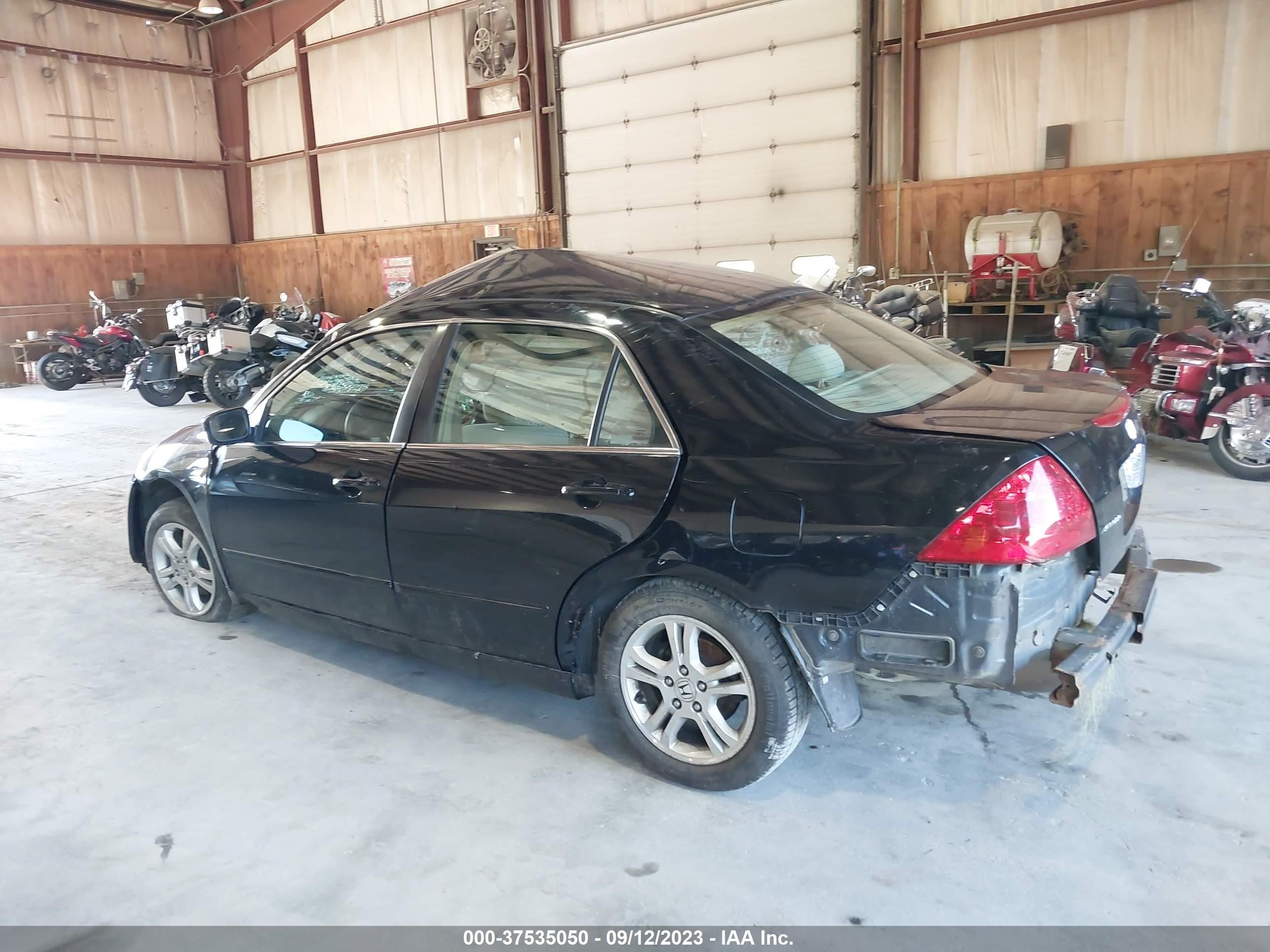 Photo 2 VIN: 1HGCM56387A215017 - HONDA ACCORD 