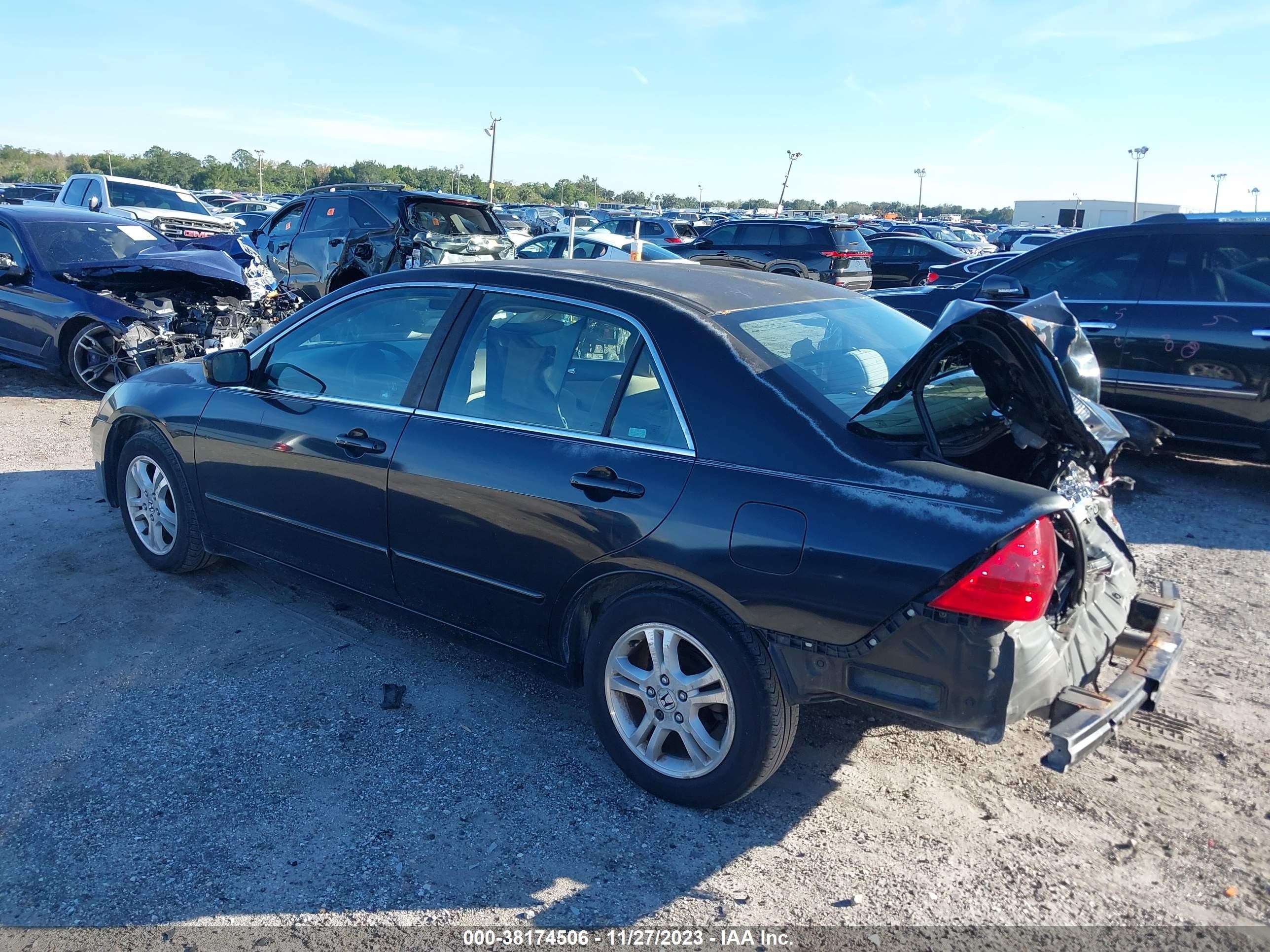 Photo 2 VIN: 1HGCM563X6A061375 - HONDA ACCORD 