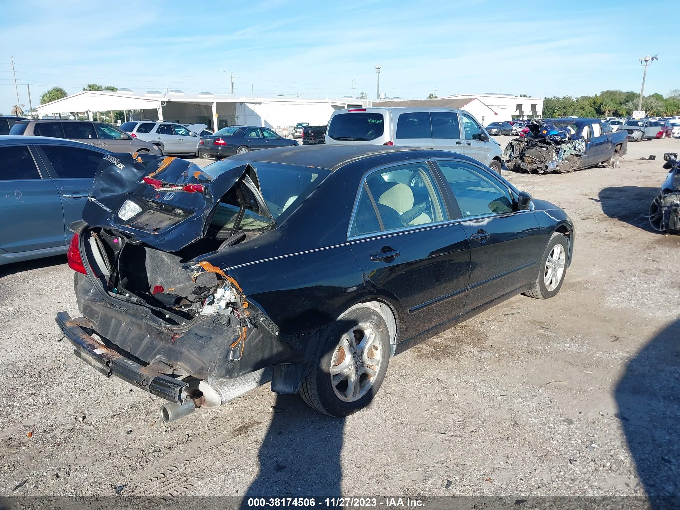 Photo 3 VIN: 1HGCM563X6A061375 - HONDA ACCORD 