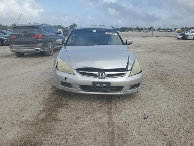 Photo 4 VIN: 1HGCM563X6A101910 - HONDA ACCORD SE 