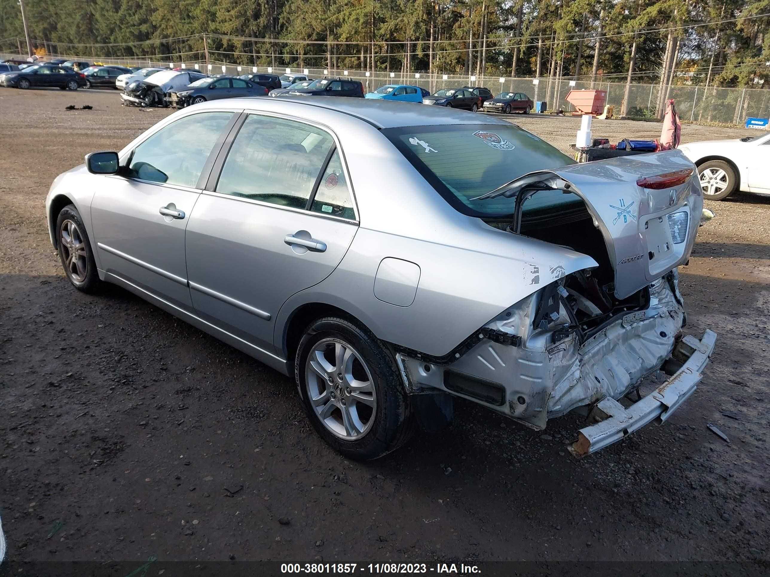 Photo 2 VIN: 1HGCM563X6A114107 - HONDA ACCORD 