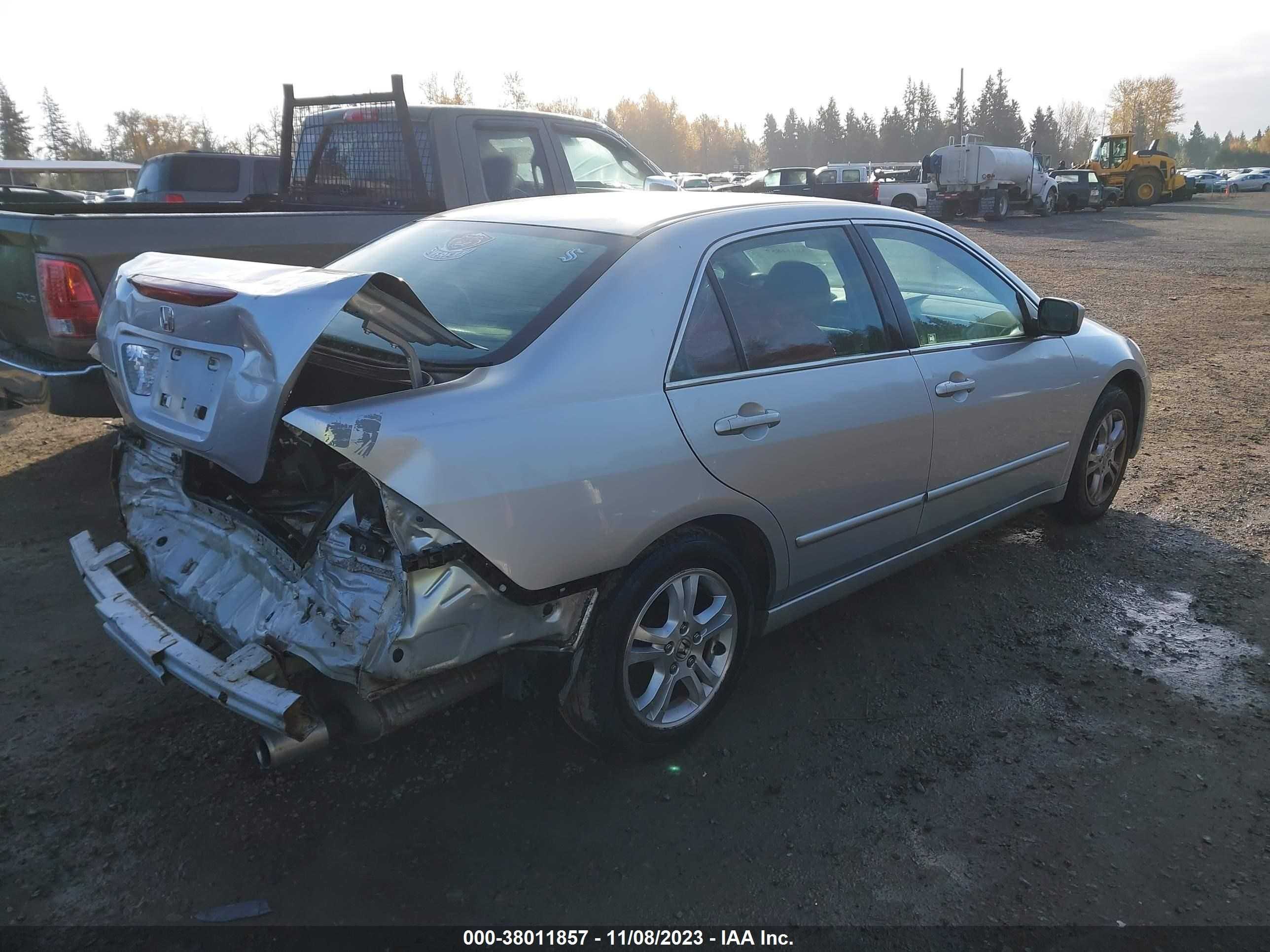 Photo 3 VIN: 1HGCM563X6A114107 - HONDA ACCORD 