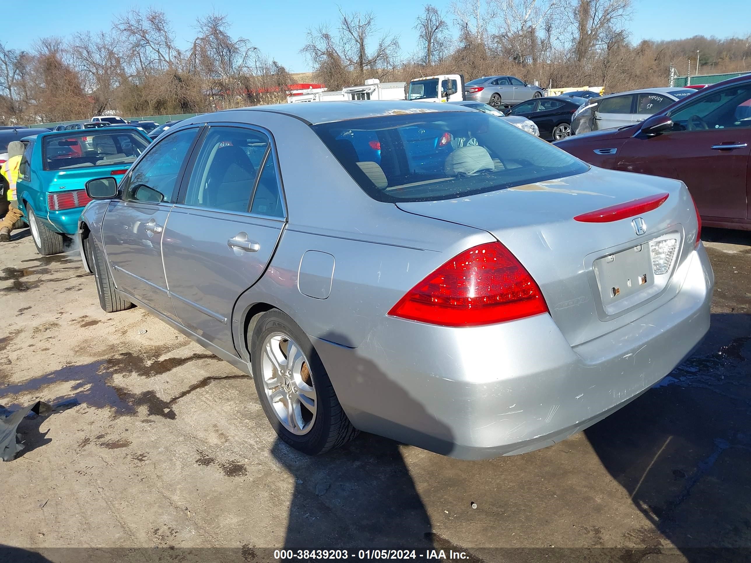 Photo 2 VIN: 1HGCM563X6A117704 - HONDA ACCORD 