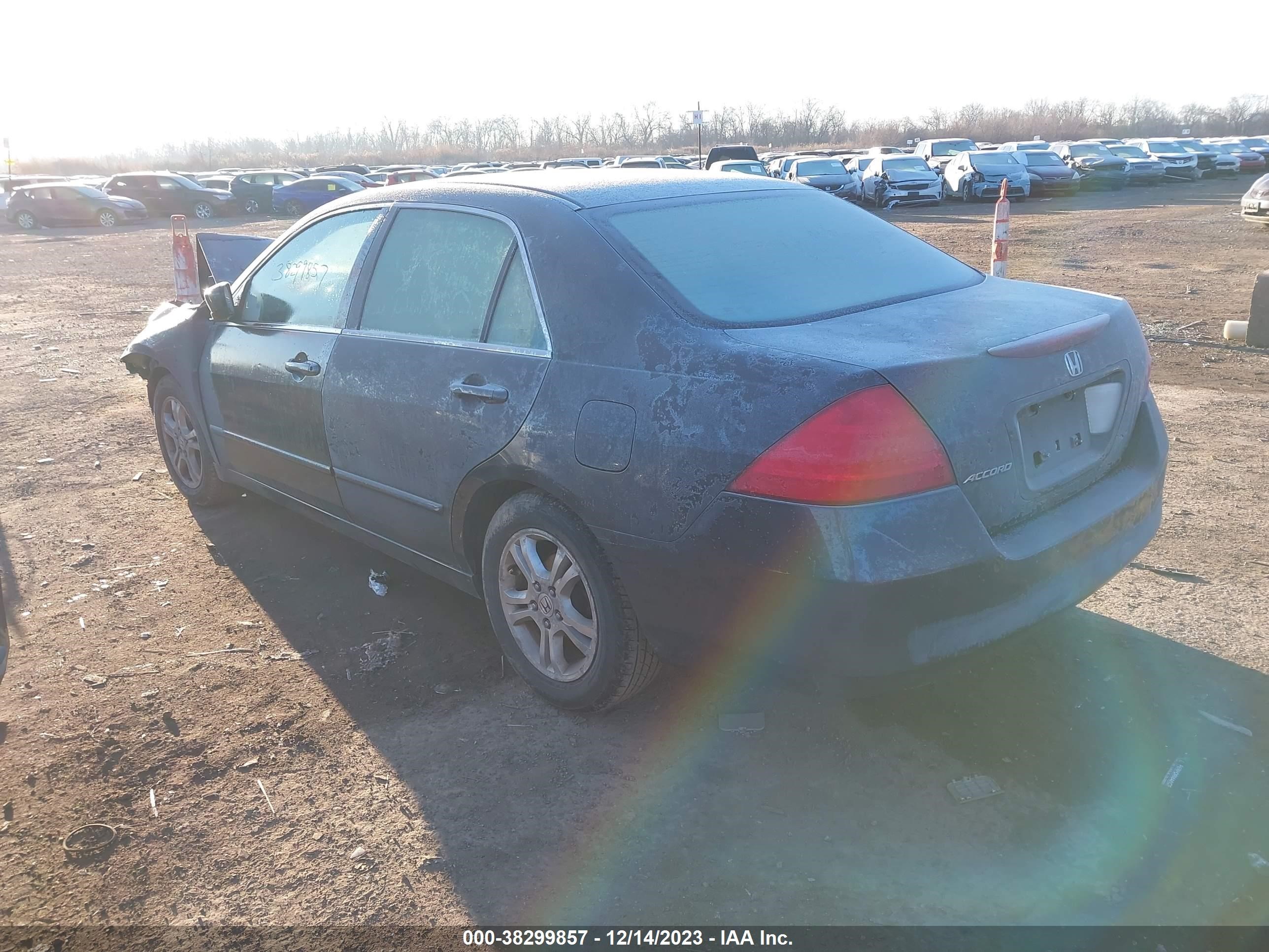 Photo 2 VIN: 1HGCM563X7A177872 - HONDA ACCORD 